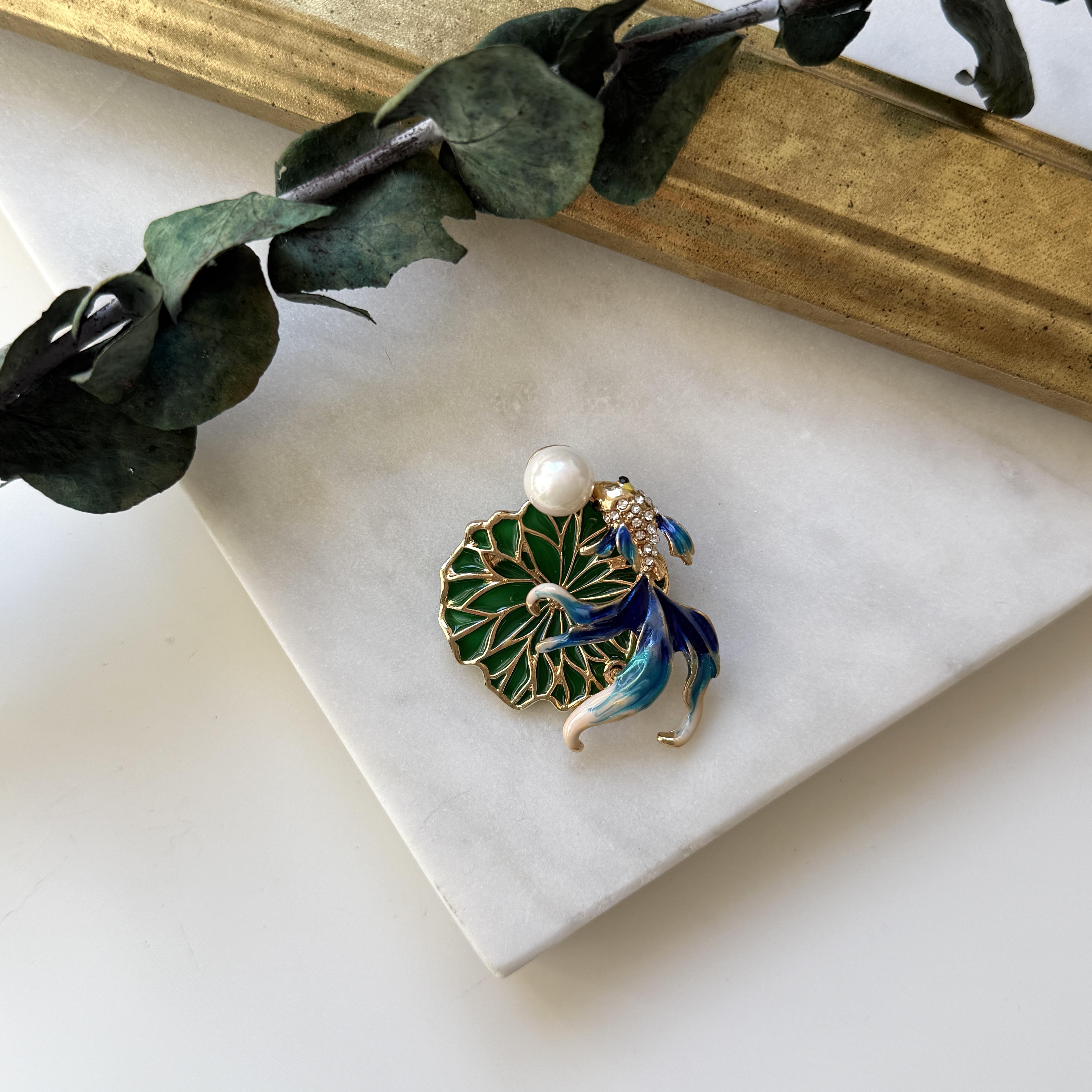 Yapraklı Turkuaz Koi Balığı Broş