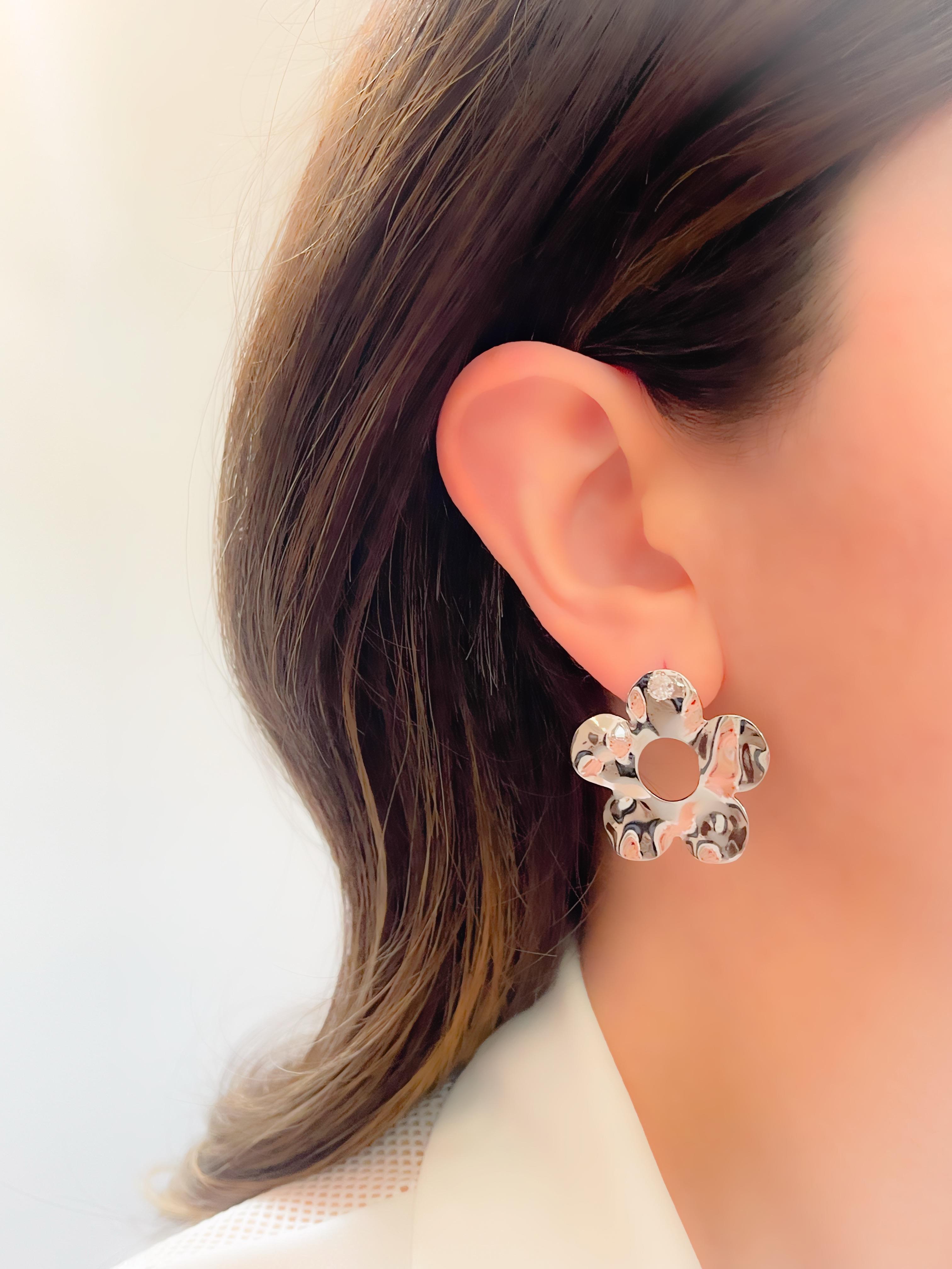 Çelik Küpe Çiçek Plaka Küpe