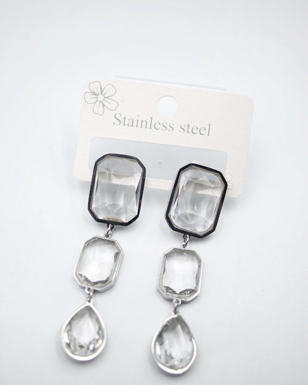 Çelik Sallantılı, Gümüş Küpe