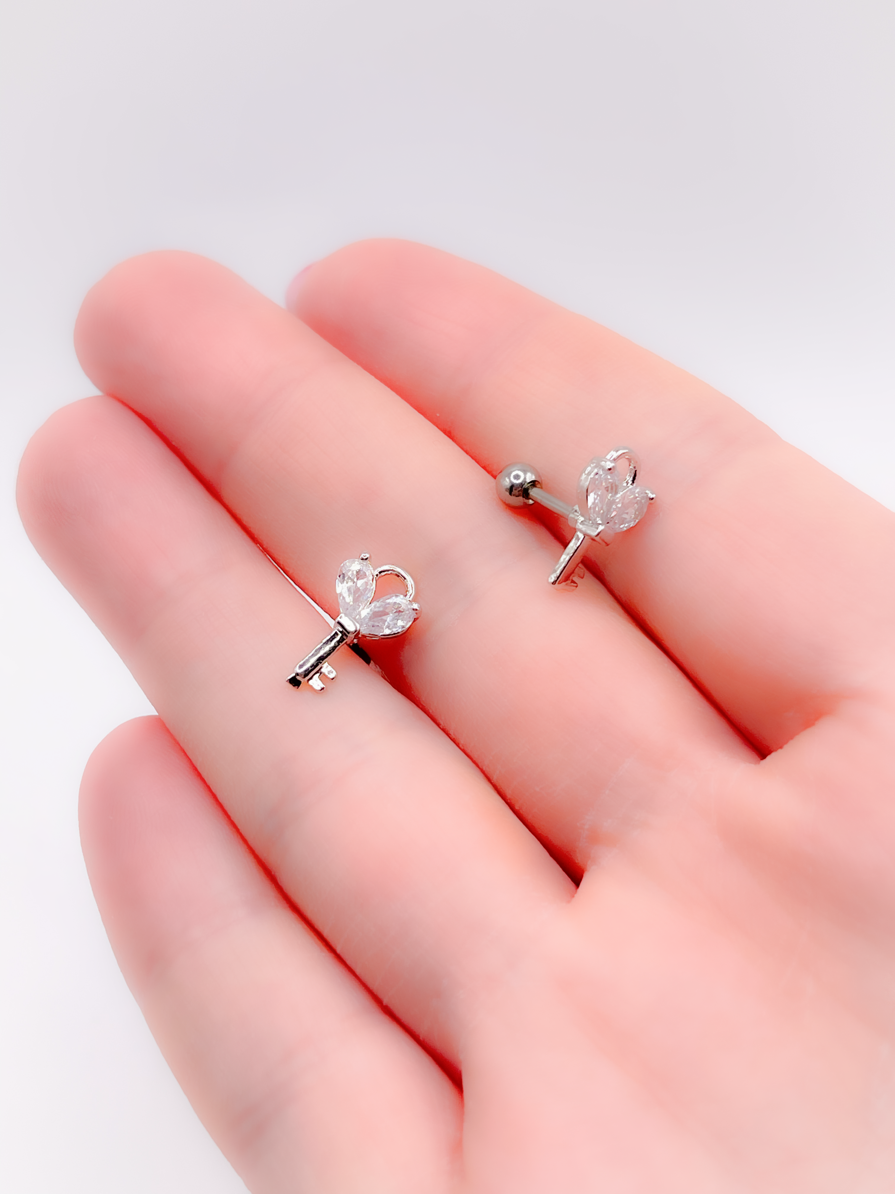 Cerrahi Çelik Piercing Zirkon Taşlı Anahtar Figürlü Kıkırdak Helix Tragus Piercing(1adet)