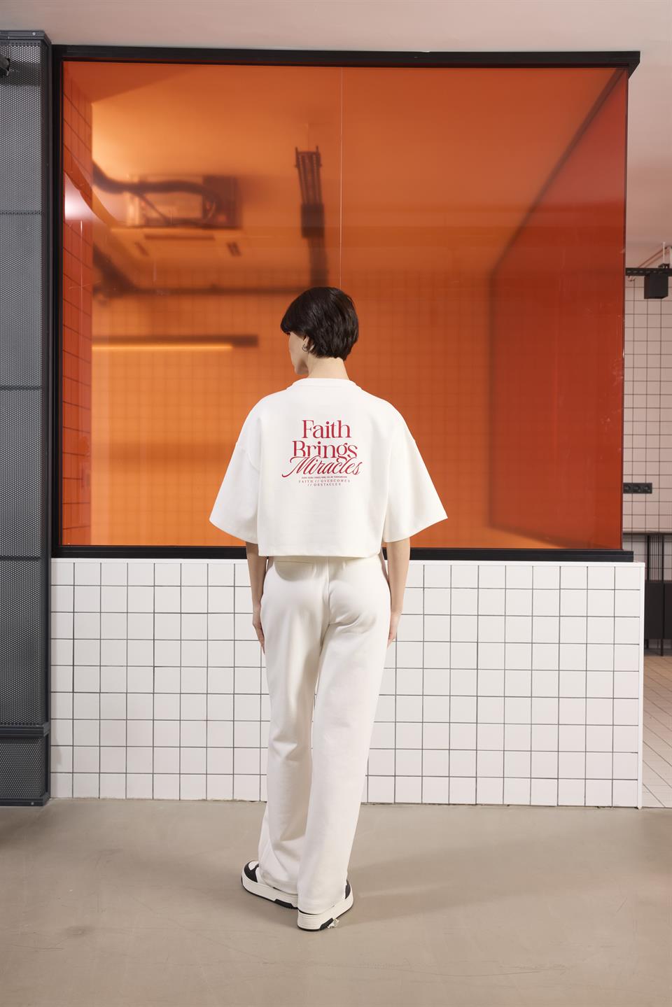 Arka Baskı Detaylı Kadın Crop T-shirt