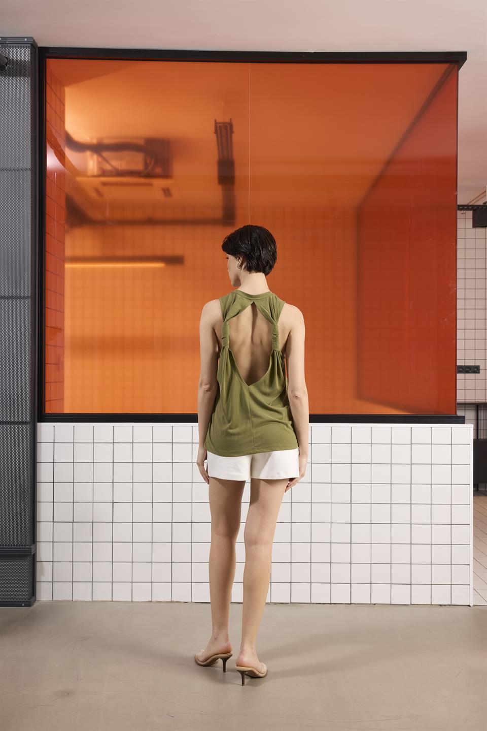 Bisiklet Yaka Sırtı Bağlama Detaylı Kadın T-shırt