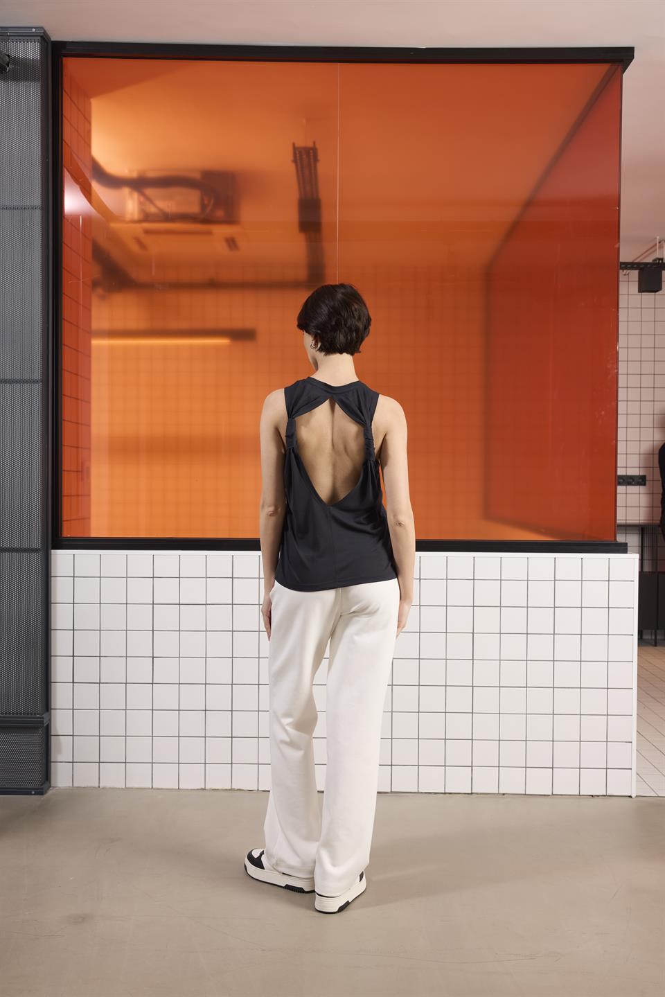 Bisiklet Yaka Sırtı Bağlama Detaylı Kadın T-shırt