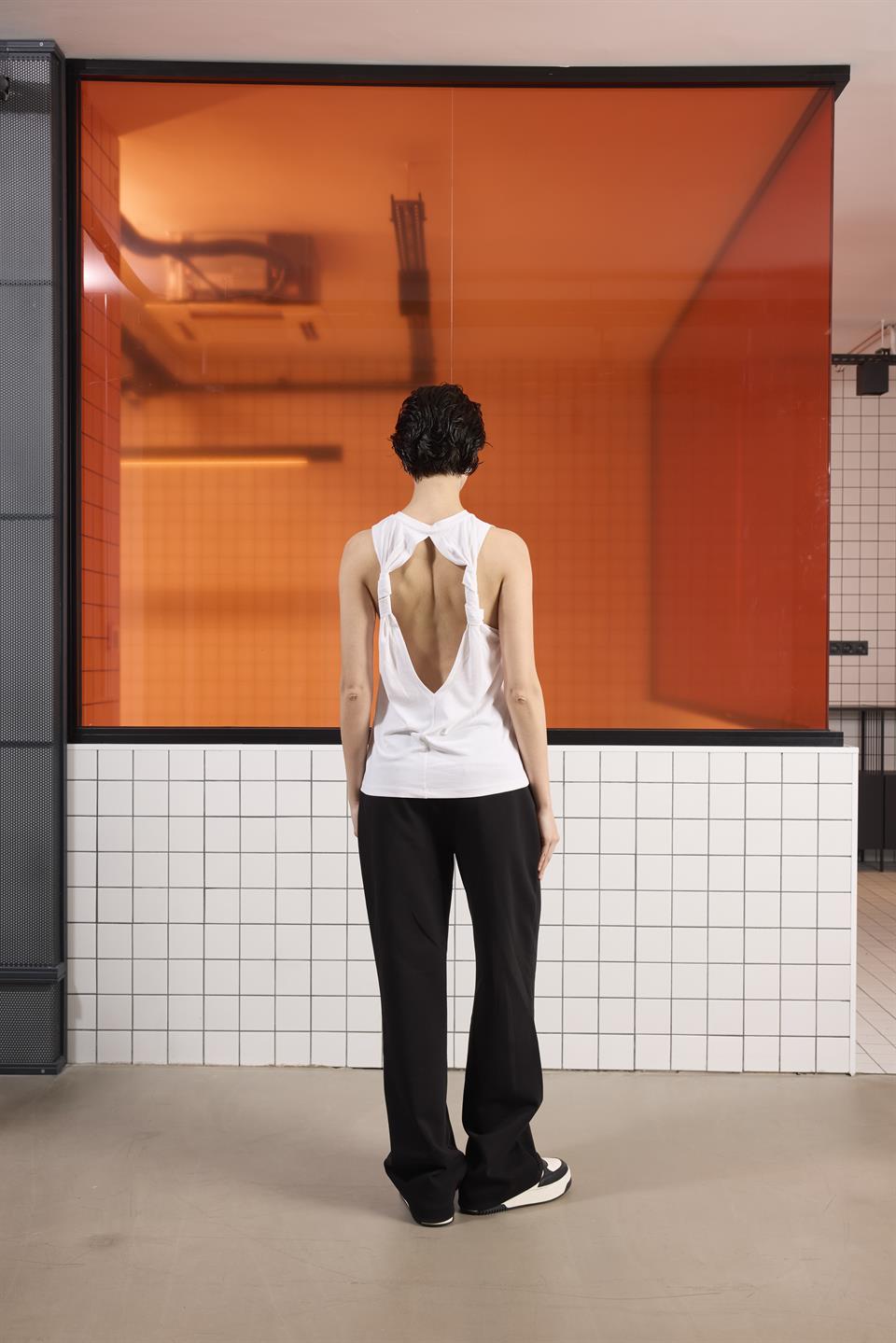 Bisiklet Yaka Sırtı Bağlama Detaylı Kadın T-shırt