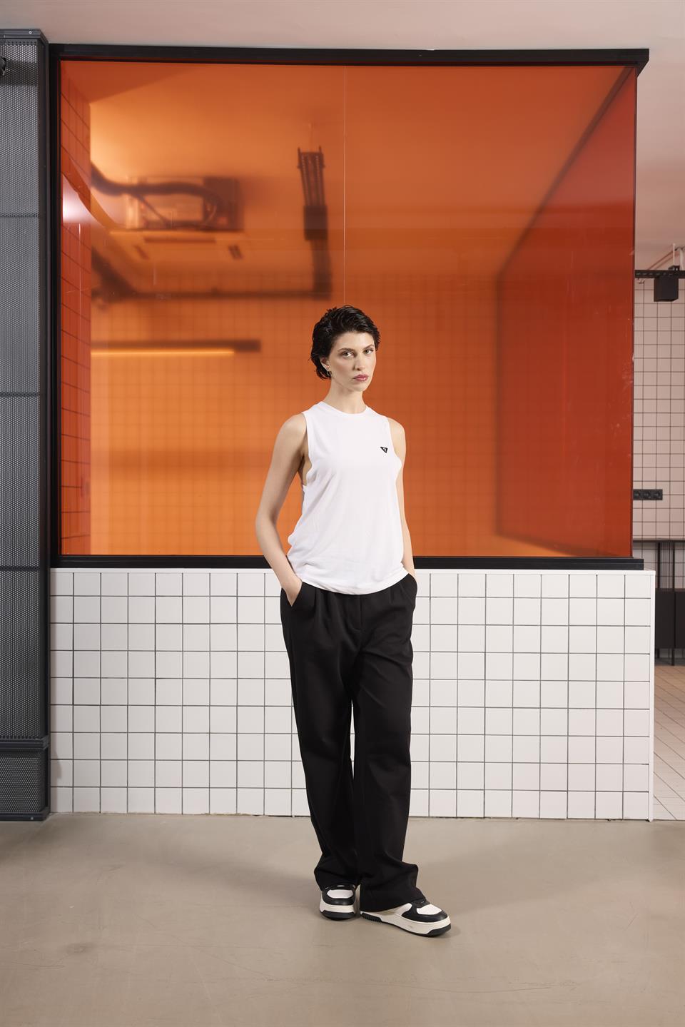 Bisiklet Yaka Sırtı Bağlama Detaylı Kadın T-shırt