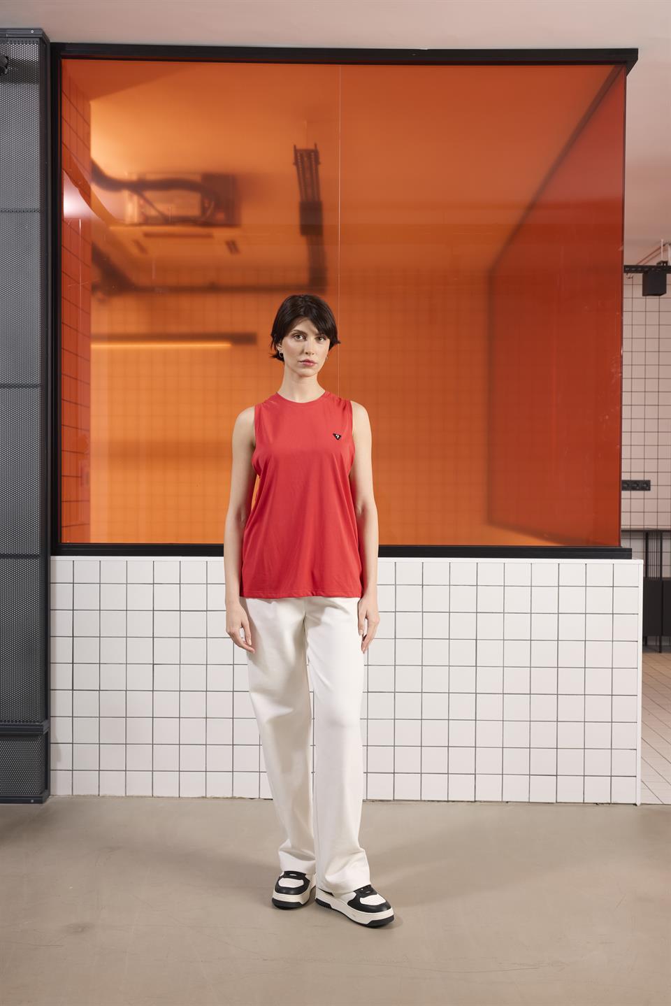 Bisiklet Yaka Sırtı Bağlama Detaylı Kadın T-shırt