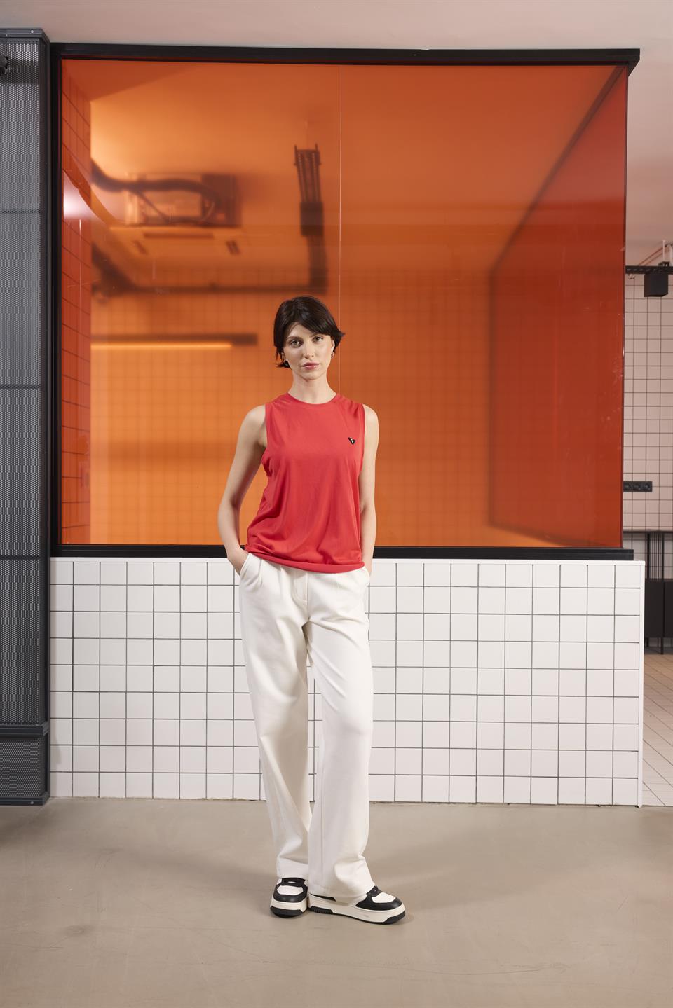 Bisiklet Yaka Sırtı Bağlama Detaylı Kadın T-shırt