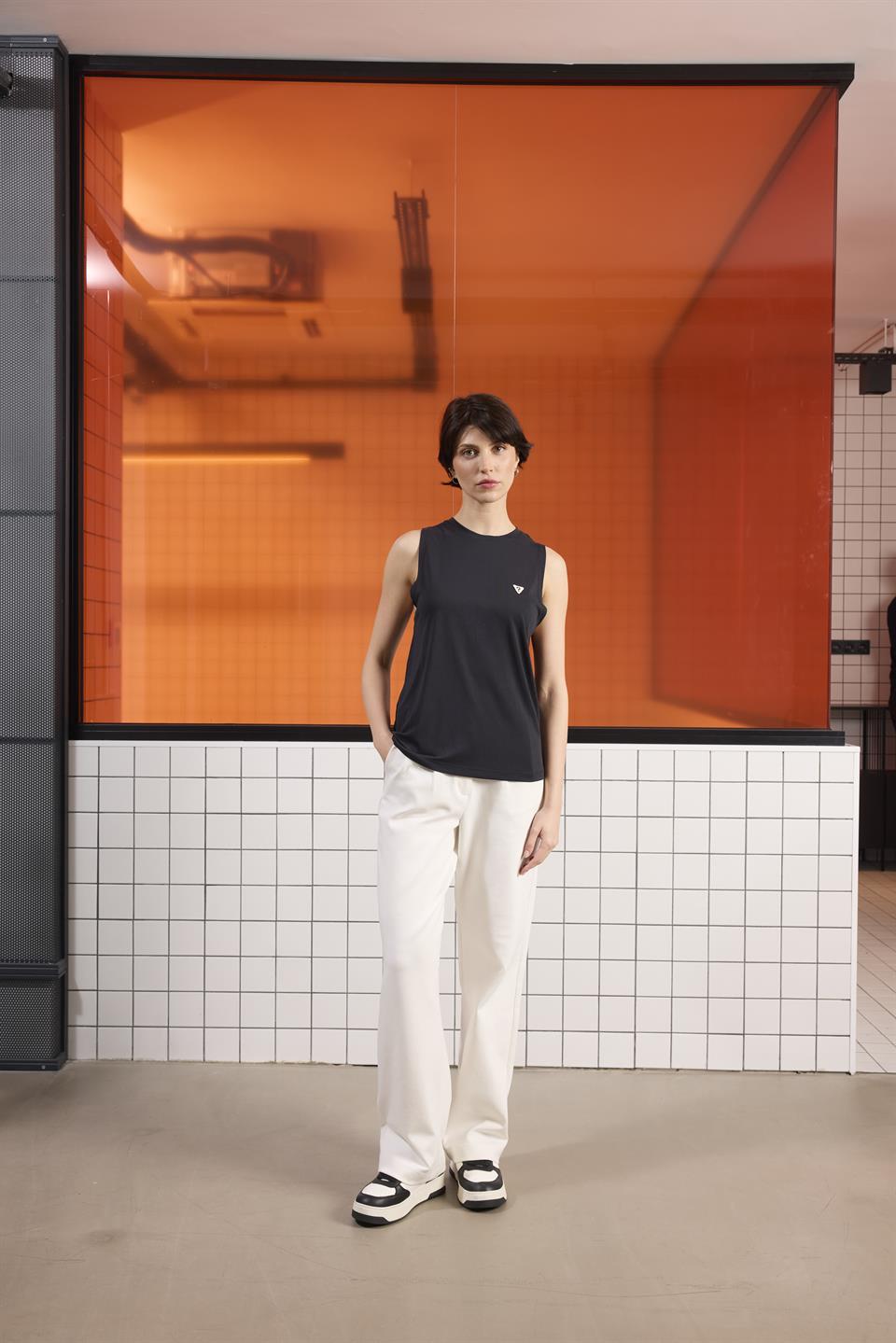 Bisiklet Yaka Sırtı Bağlama Detaylı Kadın T-shırt