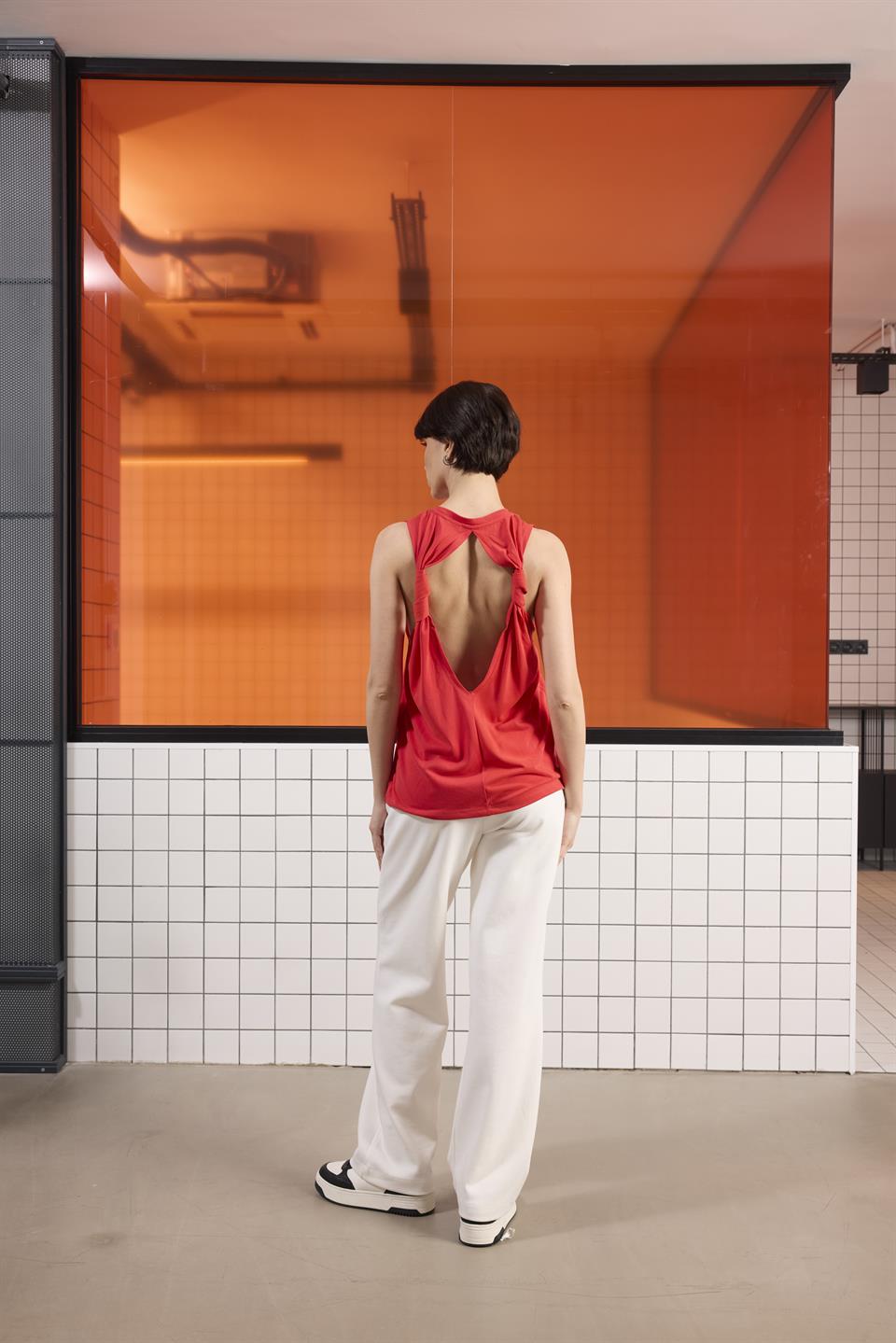 Bisiklet Yaka Sırtı Bağlama Detaylı Kadın T-shırt