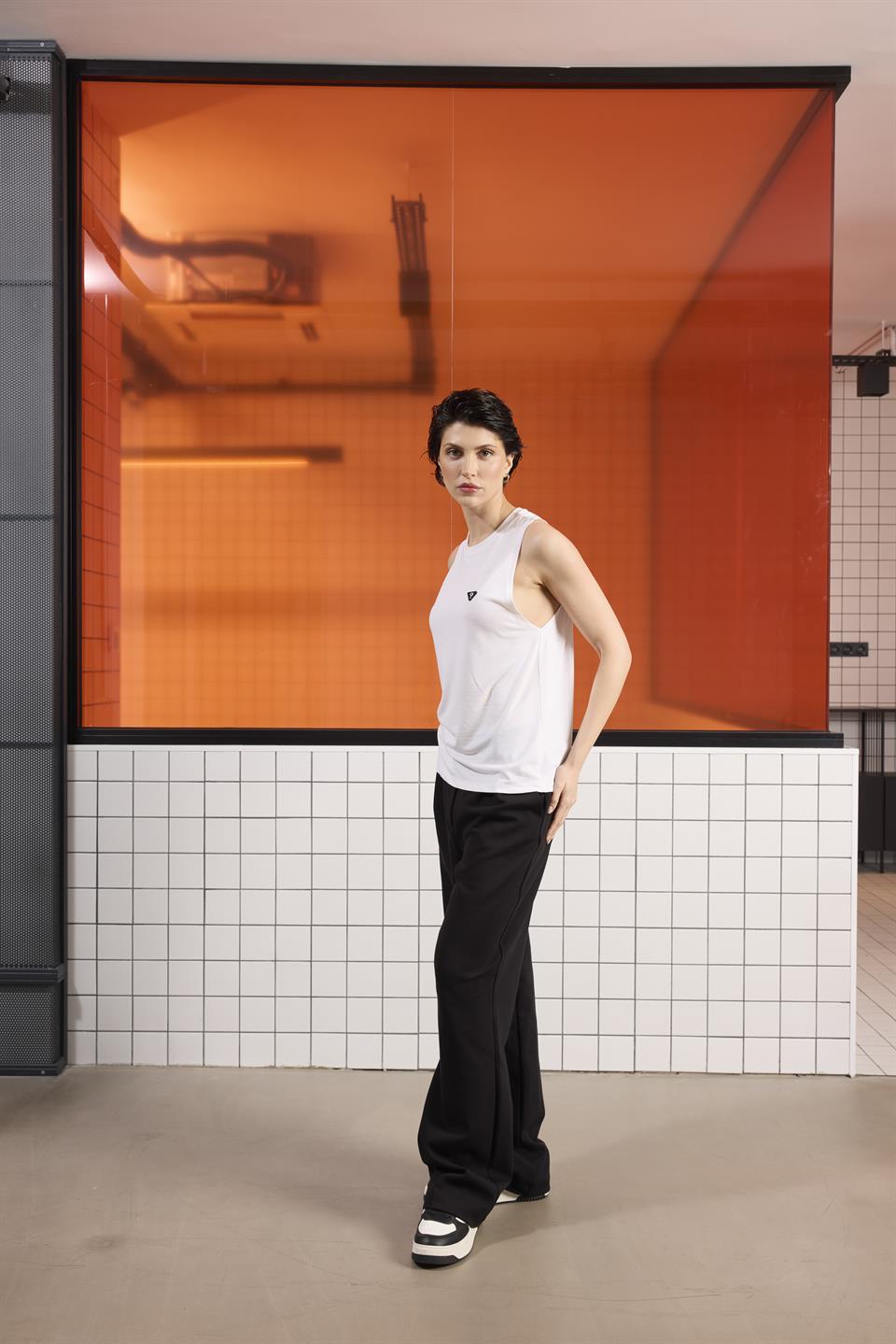 Bisiklet Yaka Sırtı Bağlama Detaylı Kadın T-shırt