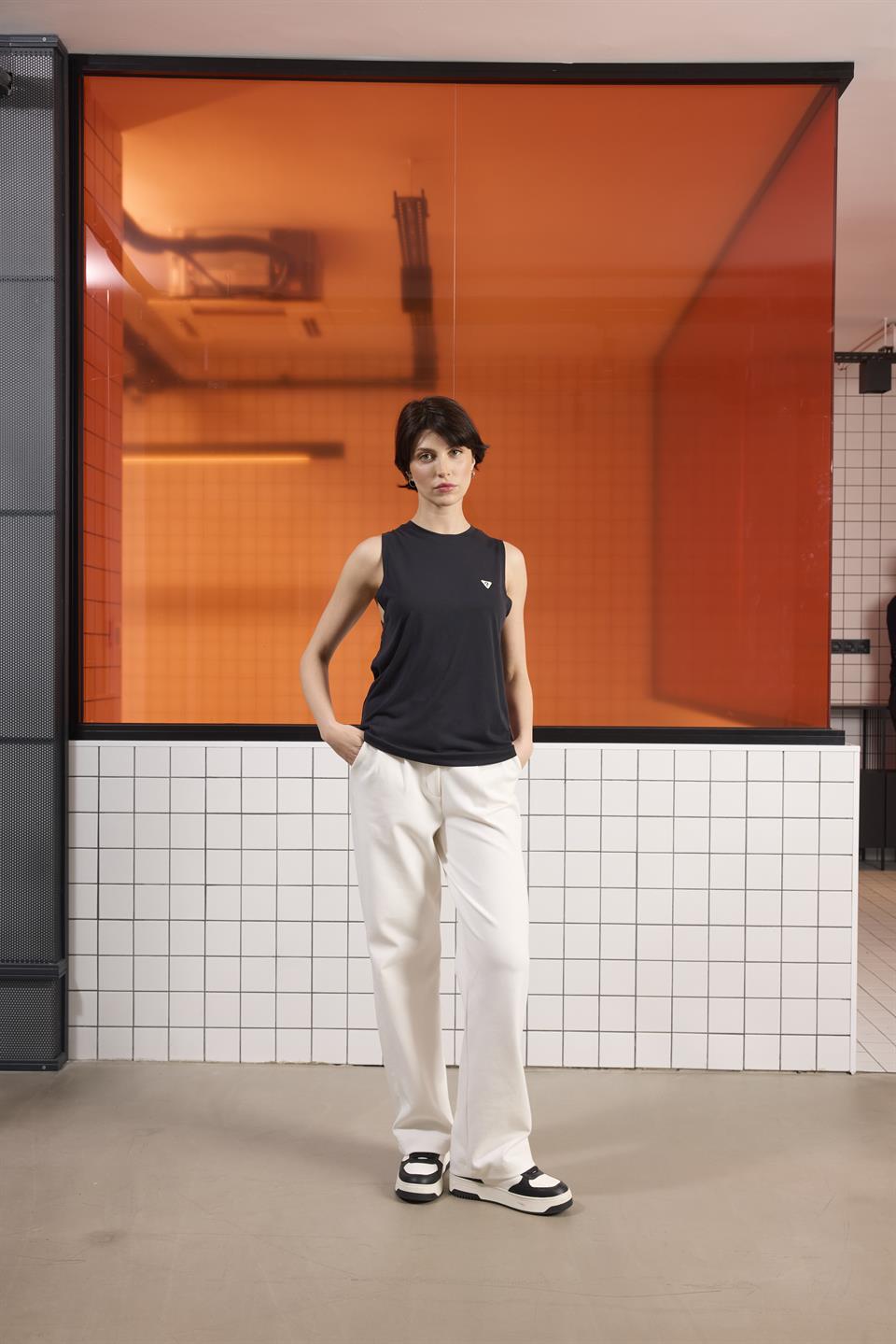 Bisiklet Yaka Sırtı Bağlama Detaylı Kadın T-shırt