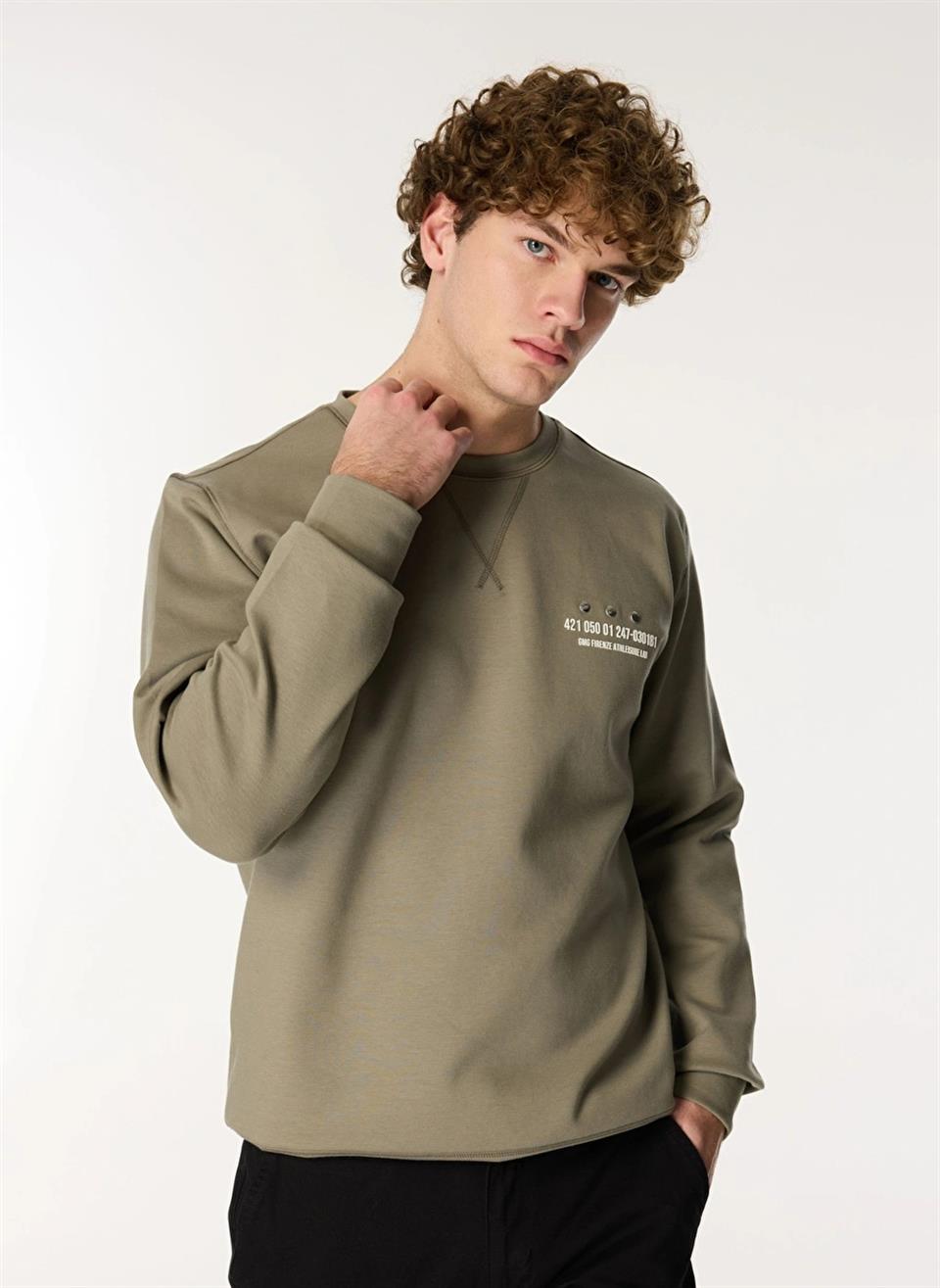 Bisiklet Yaka Sol Göğüs Üzeri Baskılı Erkek Sweatshirt