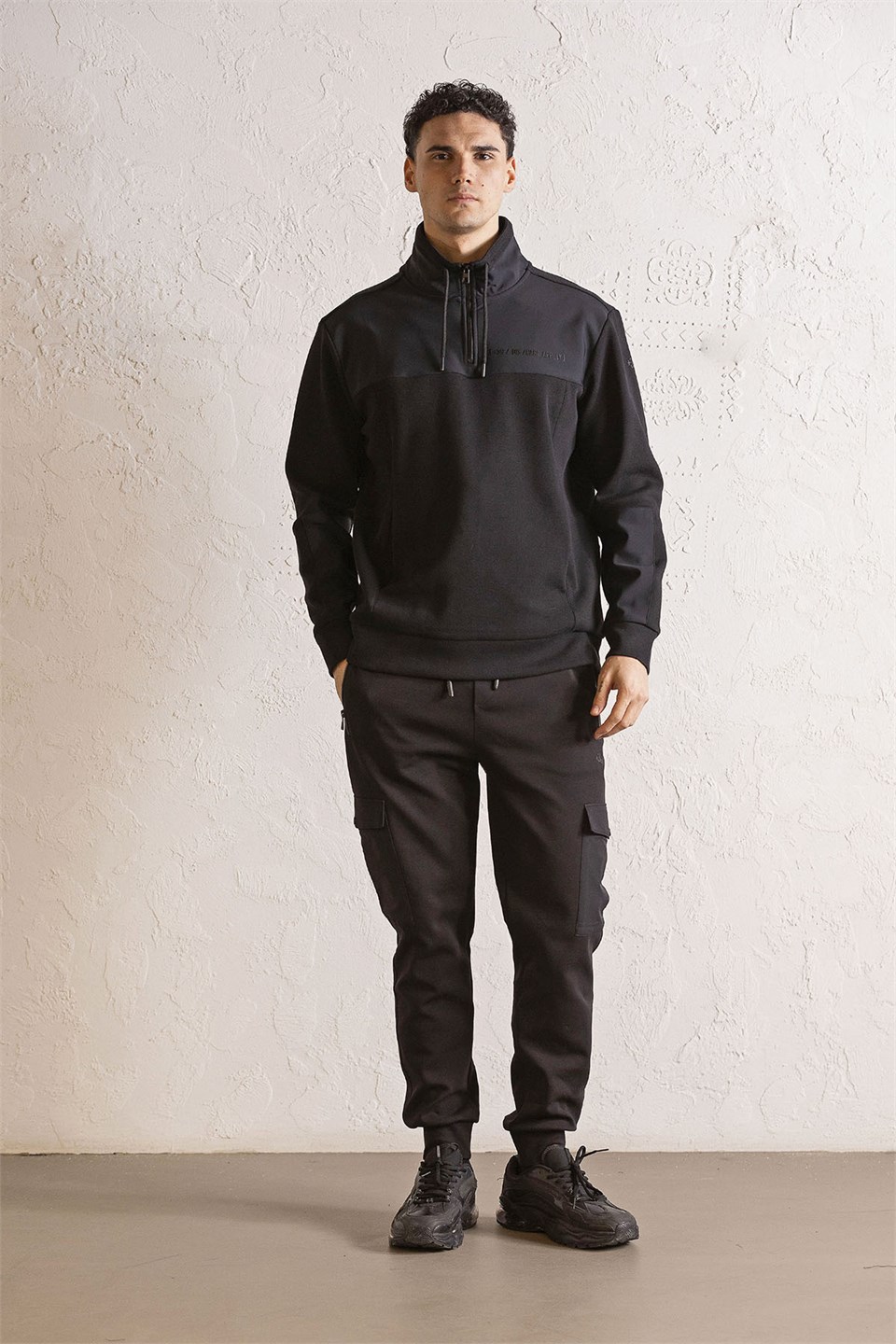 Dik Yaka Garni Detaylı Erkek Sweatshirt