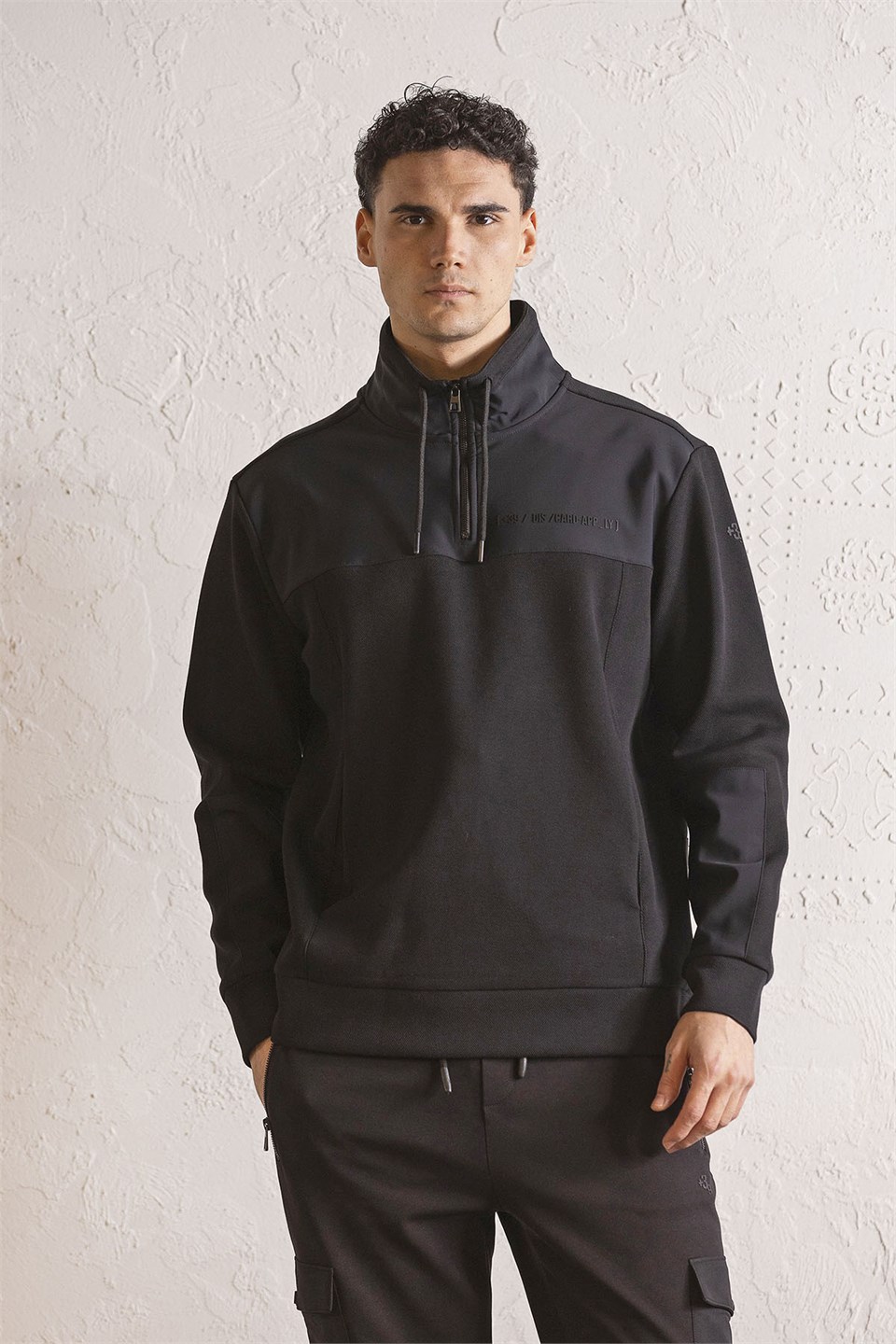 Dik Yaka Garni Detaylı Erkek Sweatshirt