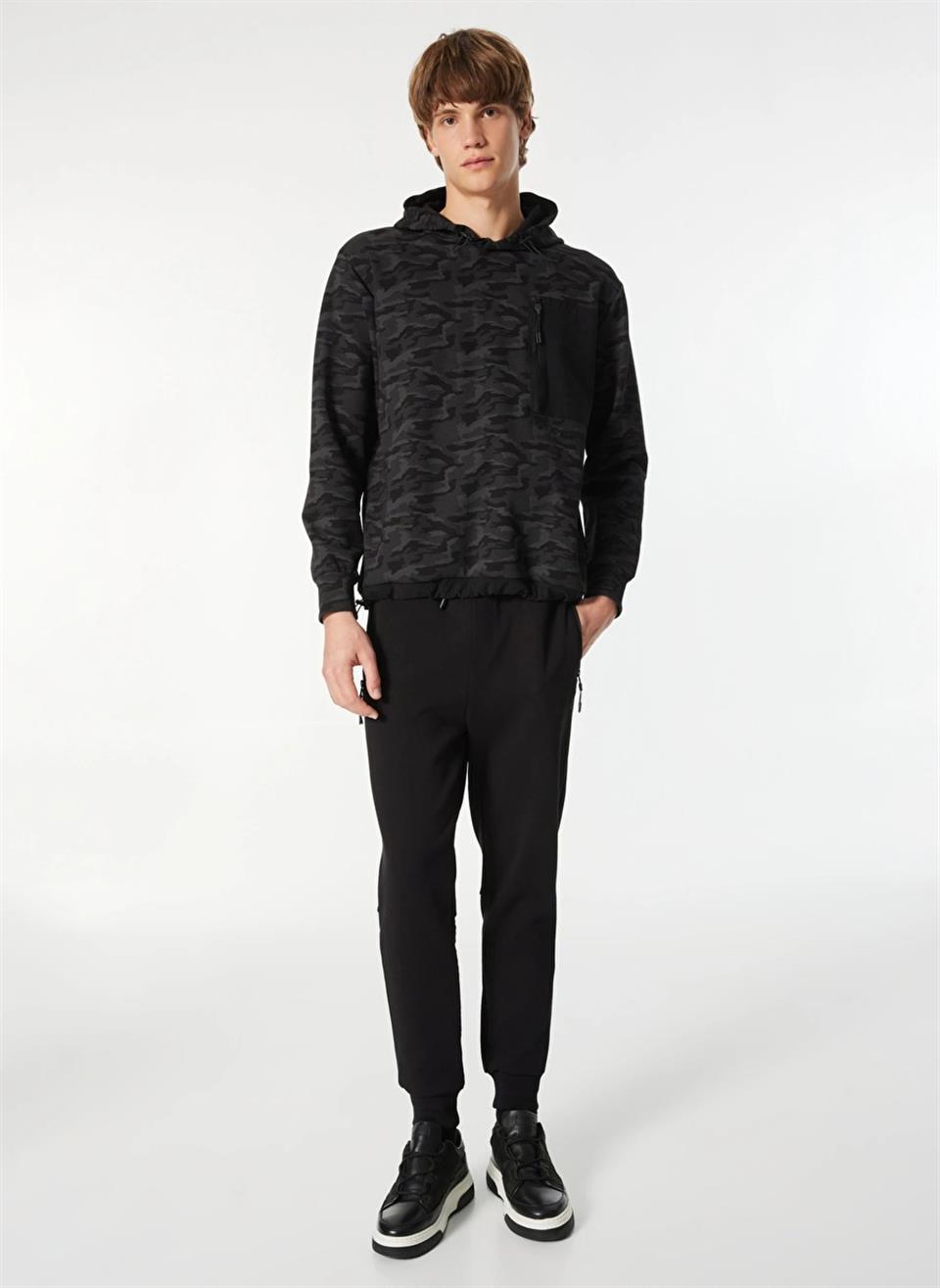 Kapişonlu Göğsü Fermuar ve Garni Detaylı Kamuflaj Sweatshirt