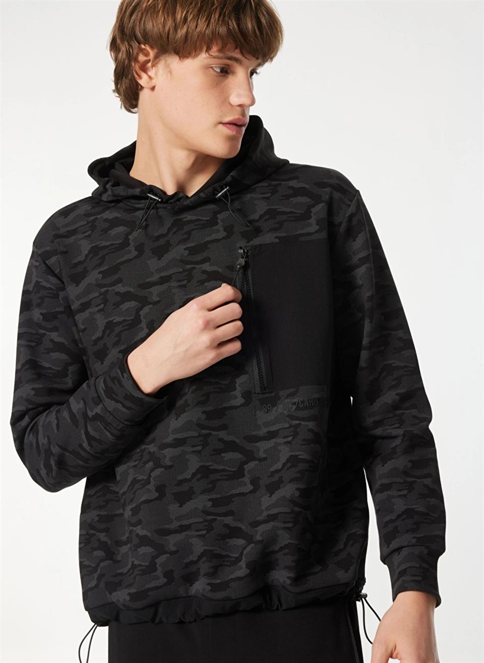 Kapişonlu Göğsü Fermuar ve Garni Detaylı Kamuflaj Sweatshirt