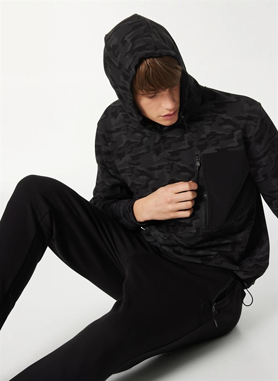 Kapişonlu Göğsü Fermuar ve Garni Detaylı Kamuflaj Sweatshirt