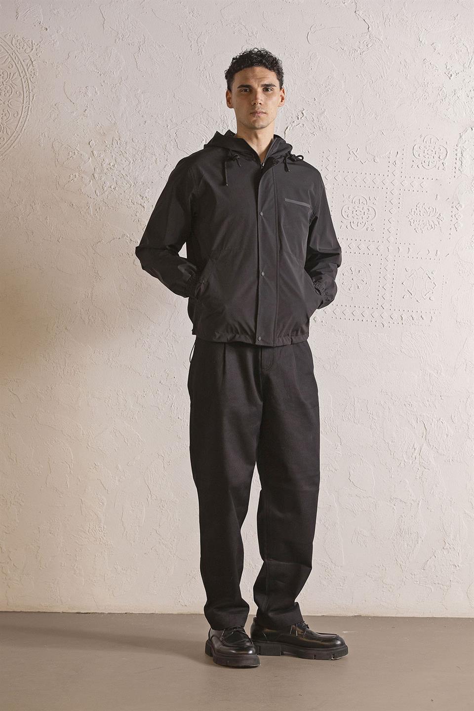 Kapüşonlu Göğsü Flexi Baskılı Erkek Mont