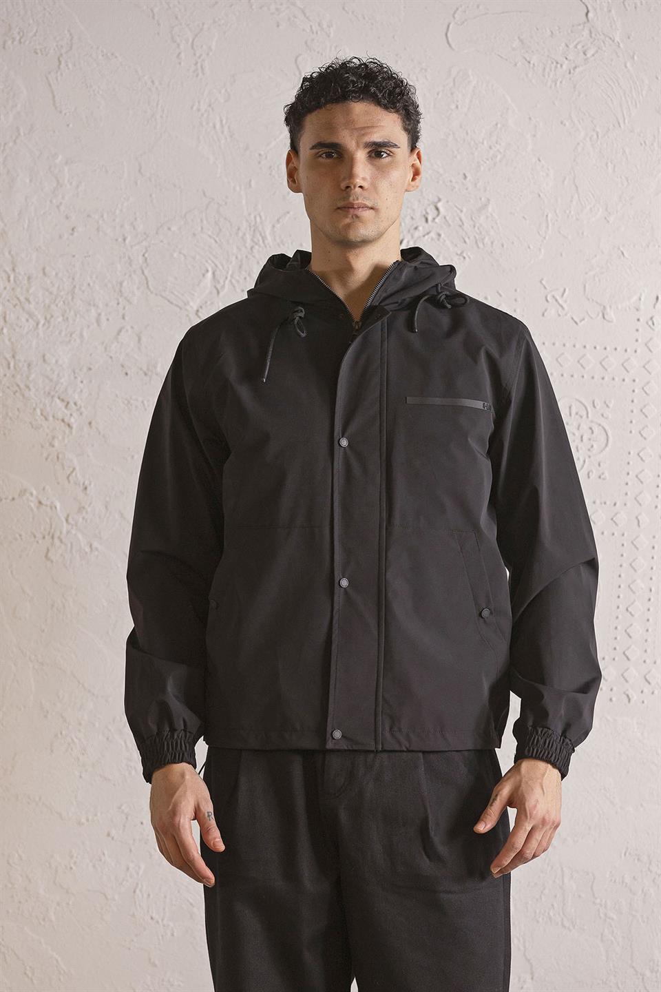 Kapüşonlu Göğsü Flexi Baskılı Erkek Mont