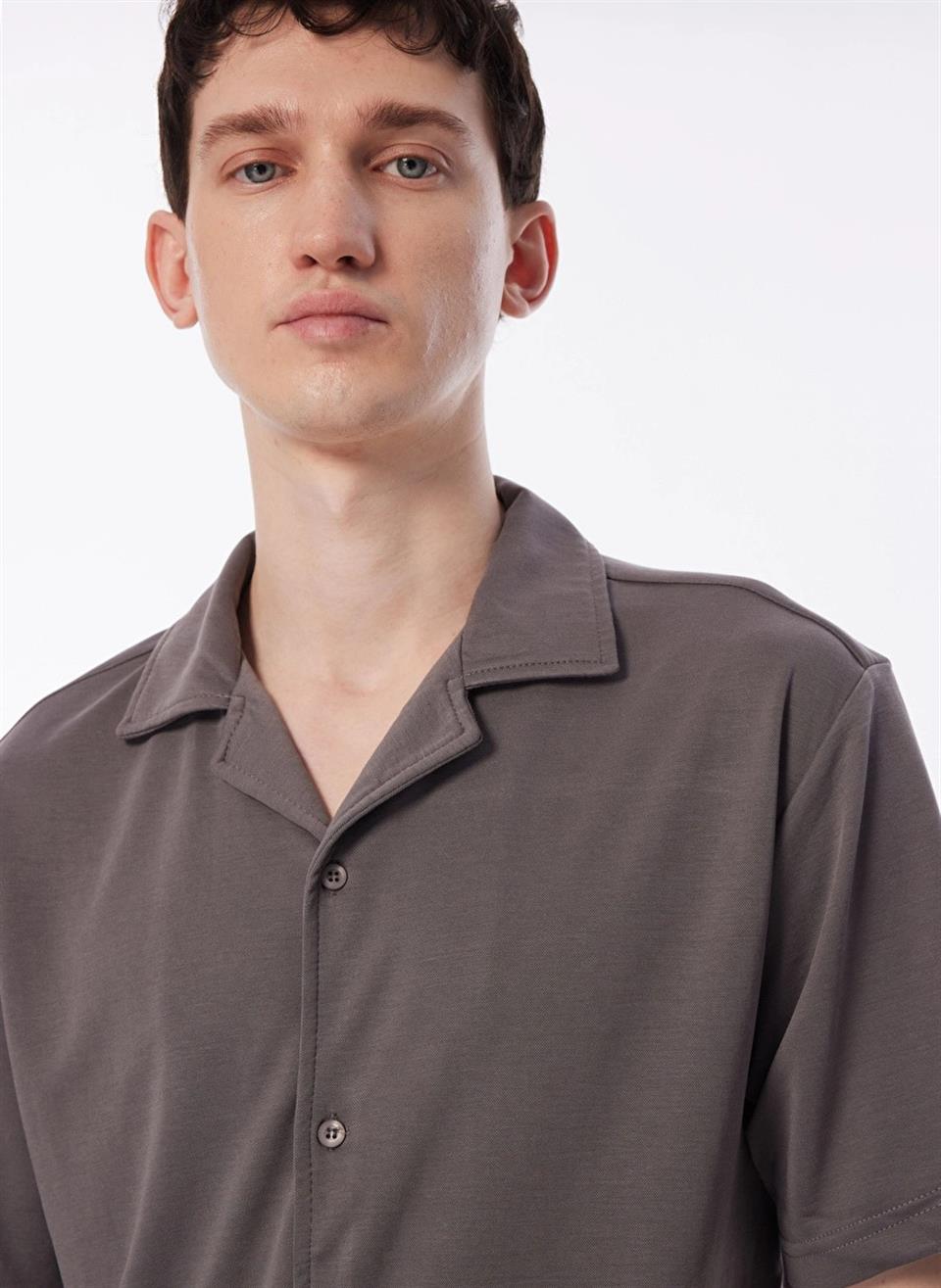 Kısa Kollu Apaj Yaka Slim Fit Örme Erkek Gömlek