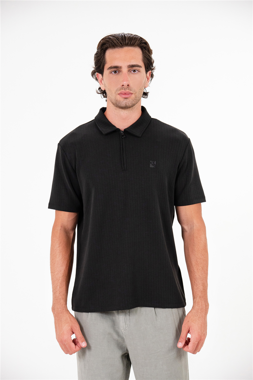Polo Yaka Fermuarlı Sol Güğsü Baskılı Erkek T-shirt