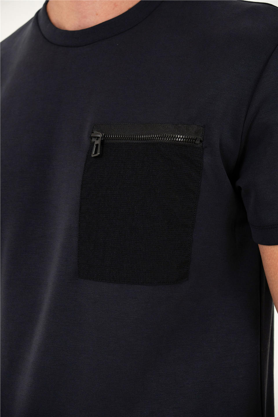 Sol Göğüsü Fermuarlı Cebi Garnili Erkek T-shirt