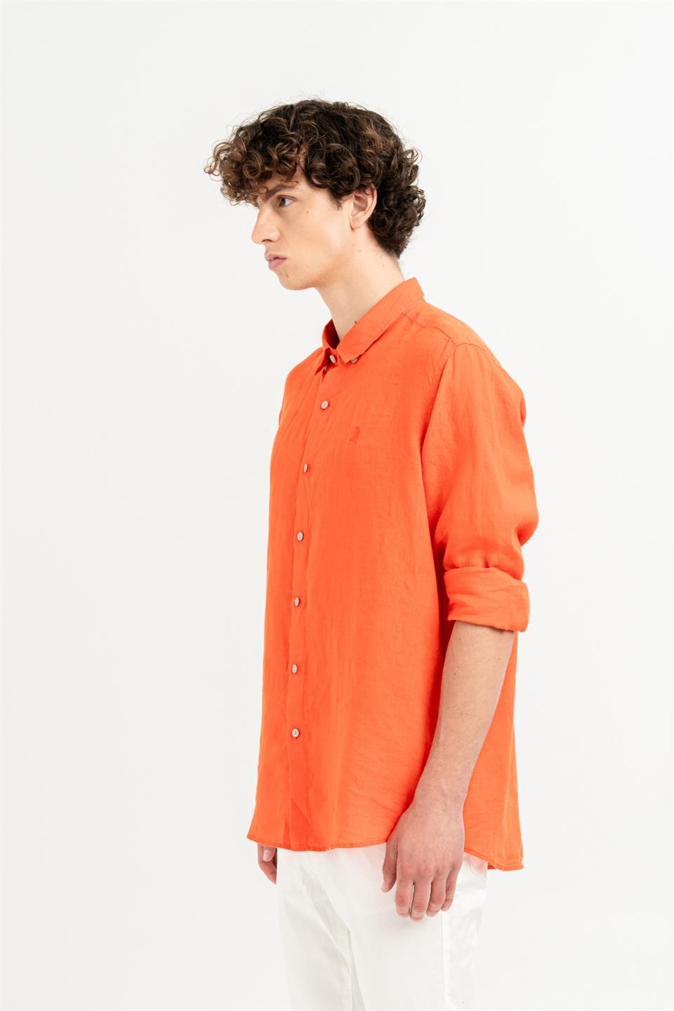 Yakası Alttan Britli Regular Fit %100 Keten Erkek Gömlek