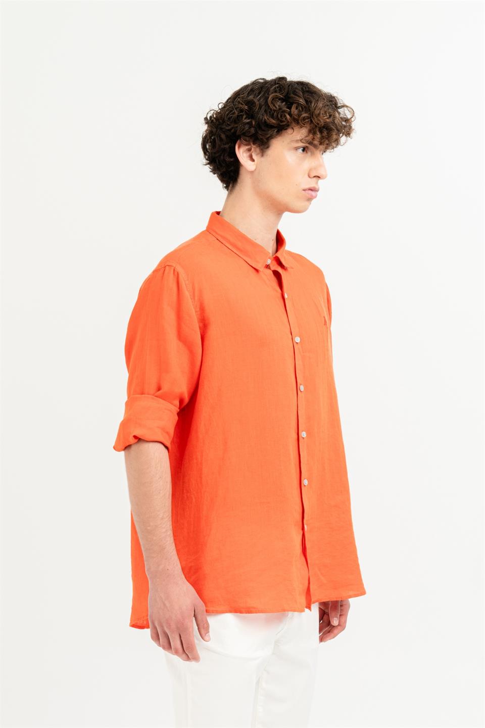 Yakası Alttan Britli Regular Fit %100 Keten Erkek Gömlek