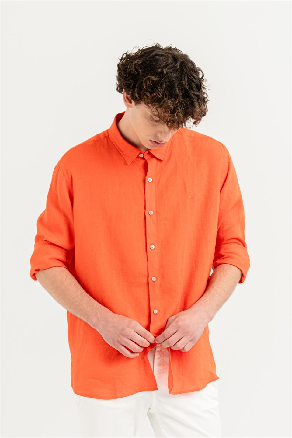 Yakası Alttan Britli Regular Fit %100 Keten Erkek Gömlek