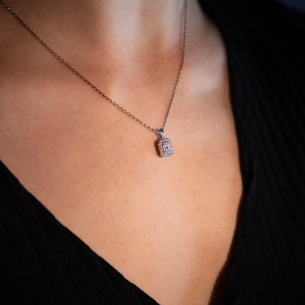 0.17 Karat Baget Pırlanta Kolye