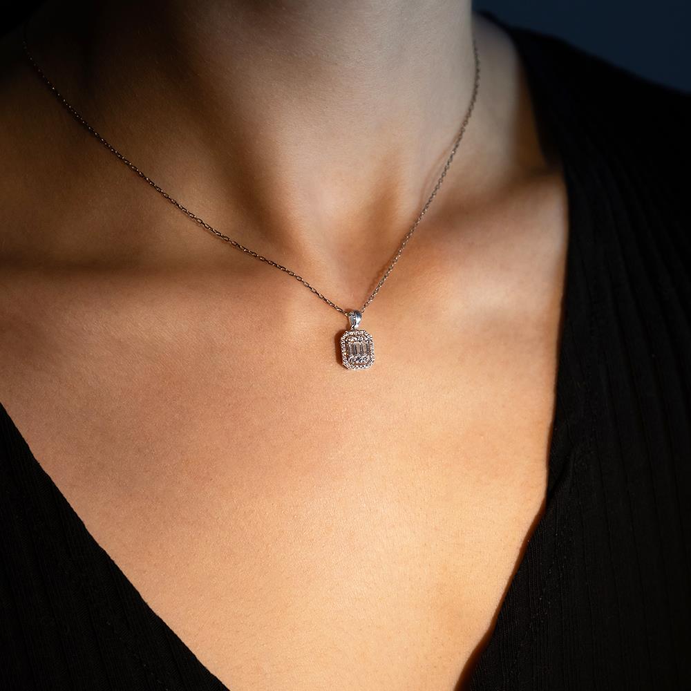 0.47 Karat  Baget Pırlanta Kolye - IDL Sertifikalı