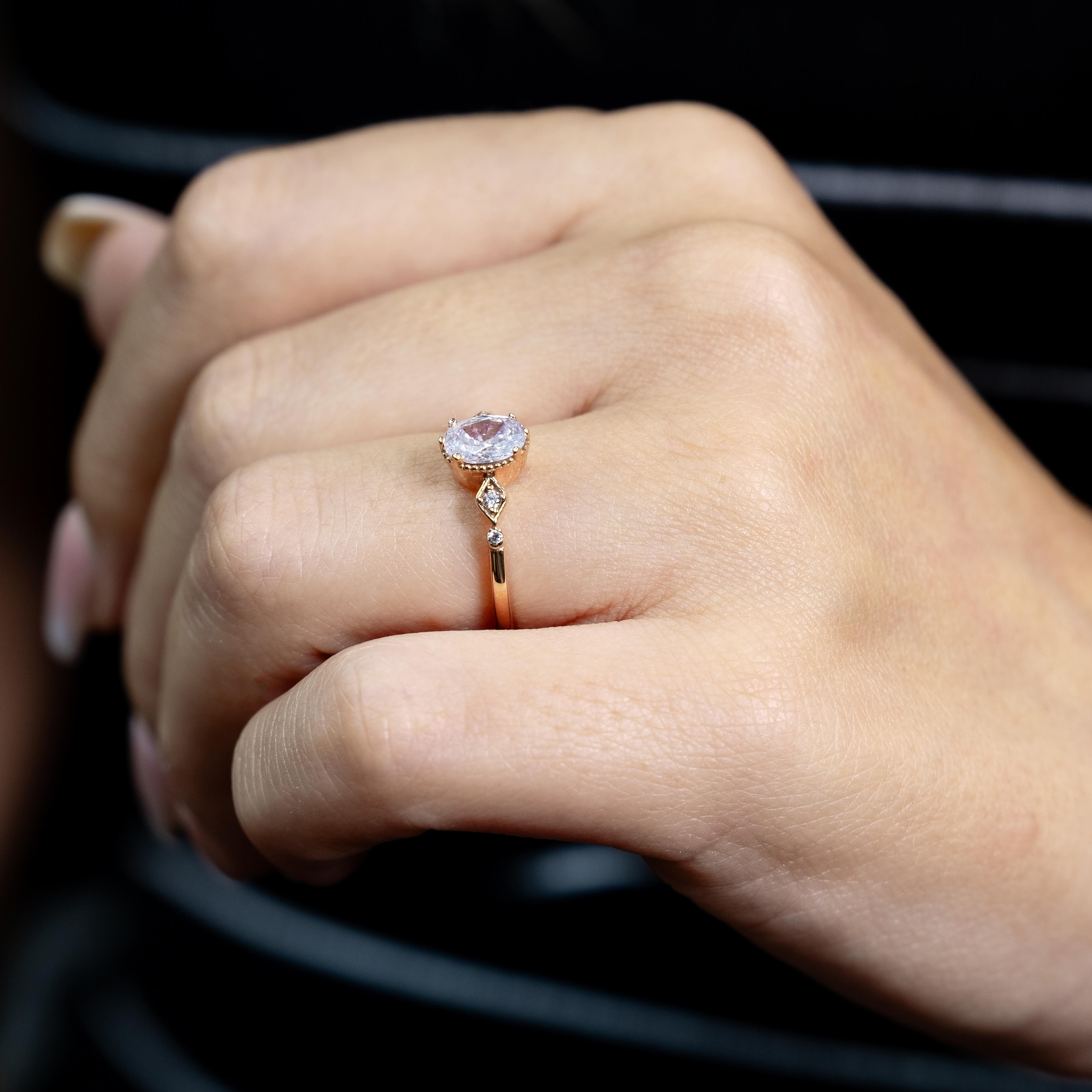 F Renk 0.77 Karat Vintage Tektaş Yüzük - HRD Sertifikalı