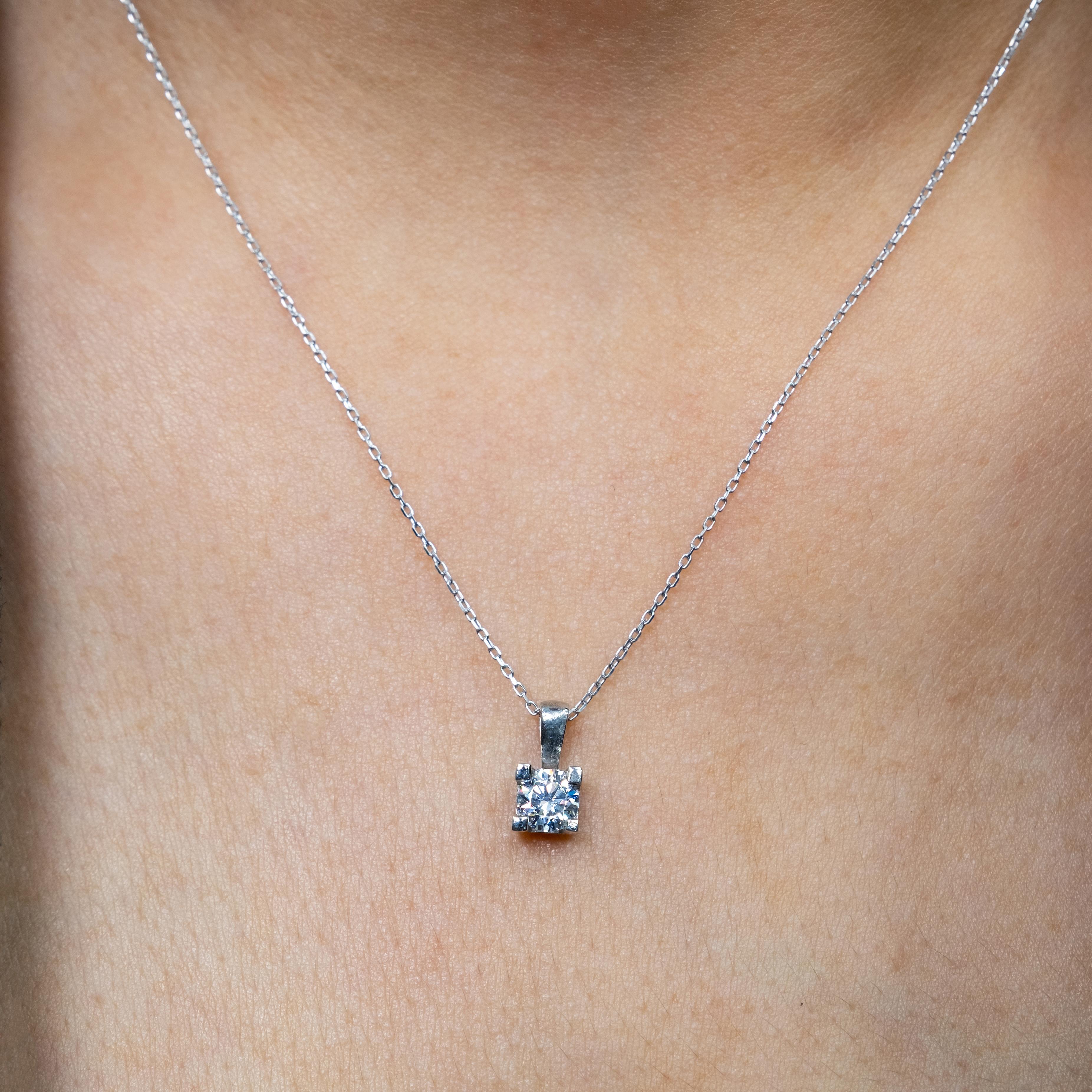 F Renk 0,45 Karat Pırlanta Tektaş Kolye