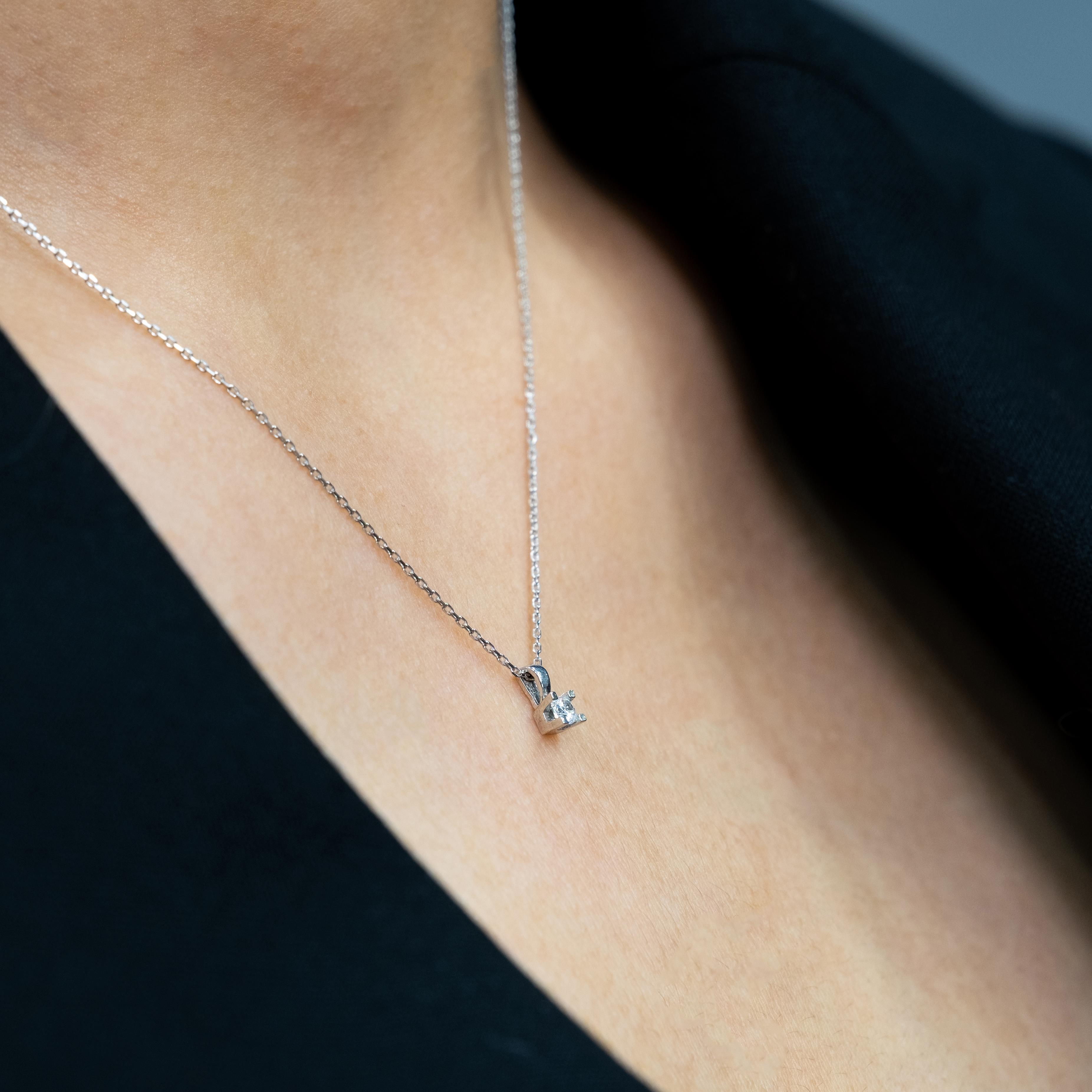 G Renk 0.08 Karat Pırlanta Tektaş Kolye