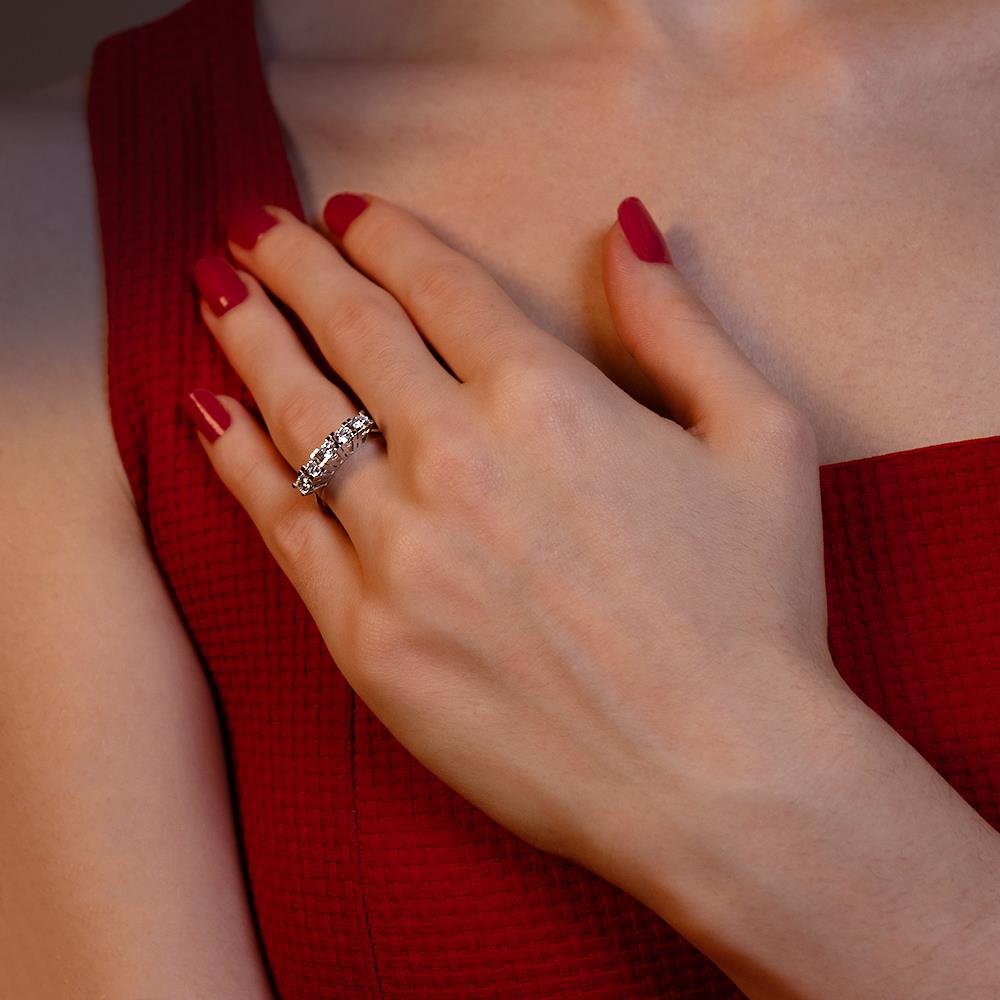 G Renk 0.65 Karat Pırlanta Beştaş Yüzük - IDL Sertifikalı