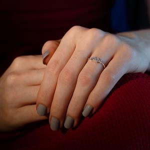 0,17 Karat Akasya Çiçeği Yarımtur Baget Pırlanta Yüzük