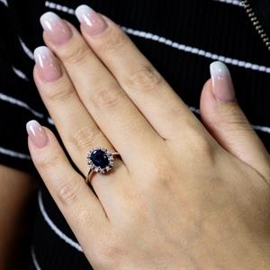 Çerçevesi Taşlı Oval Safir Yüzük