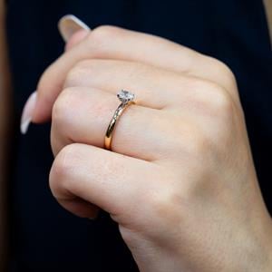 E Renk 0.32 Karat Oval Pırlanta Tektaş Yüzük - GİA Sertifikalı