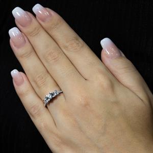 F Renk 0.65 Karat Kolu Taşlı Tria Yüzük - IDL Sertifikalı