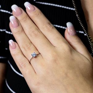 G Renk 0.50 Karat Kalp Tırnak Tektaş Yüzük