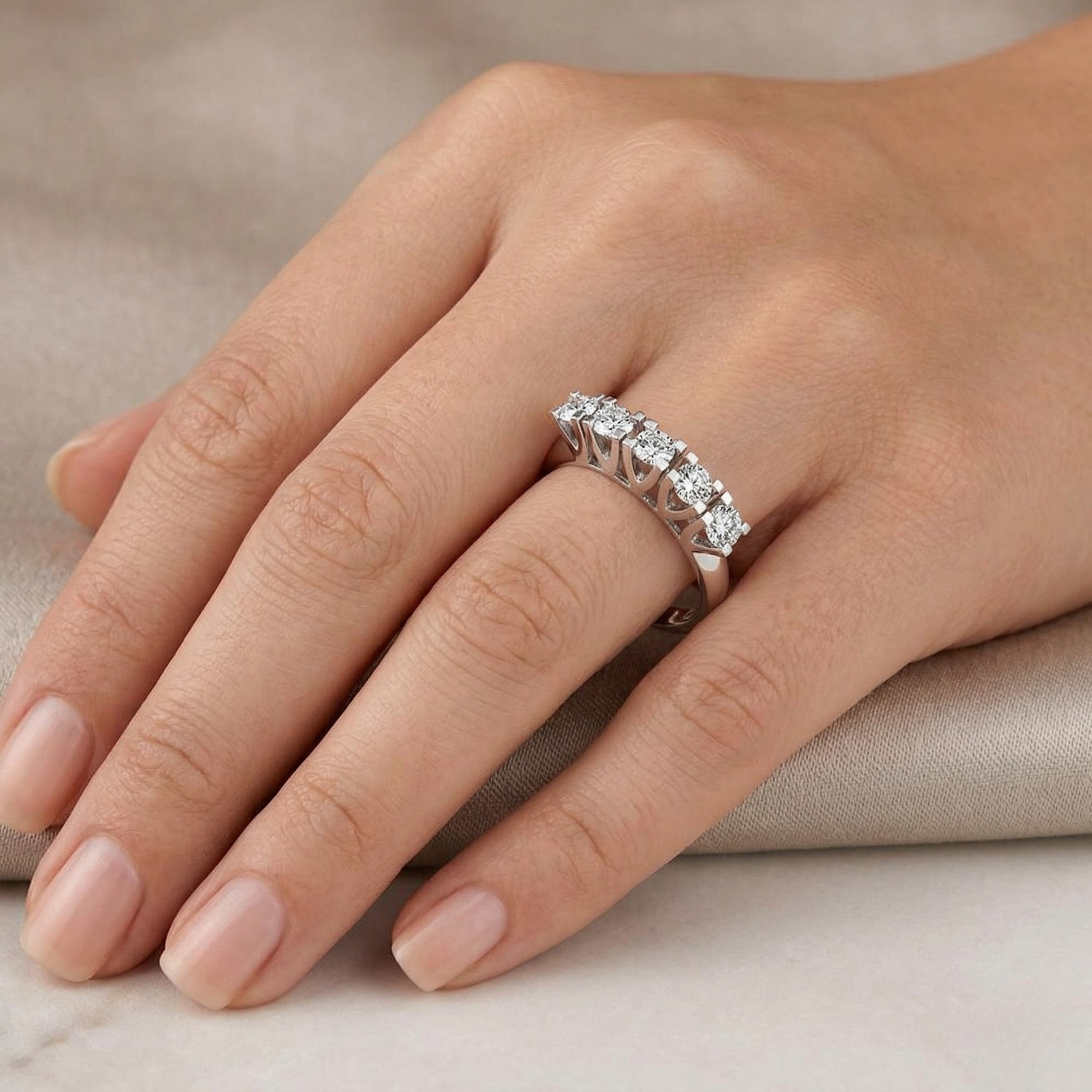G Renk 0,70 Karat Pırlanta Beştaş Yüzük - IDL Sertifikalı