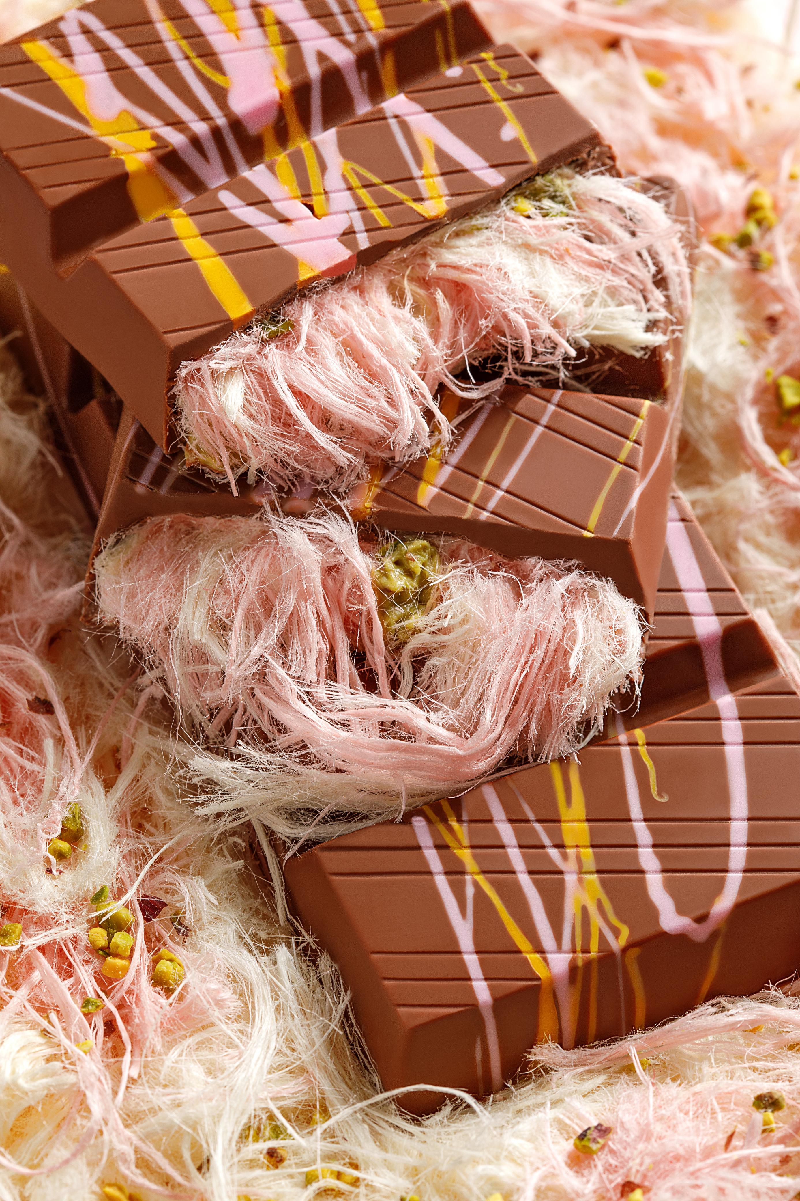 Angel Hair Milk Chocolate Filled with Pistachios and Cotton Candy 170 Gr.