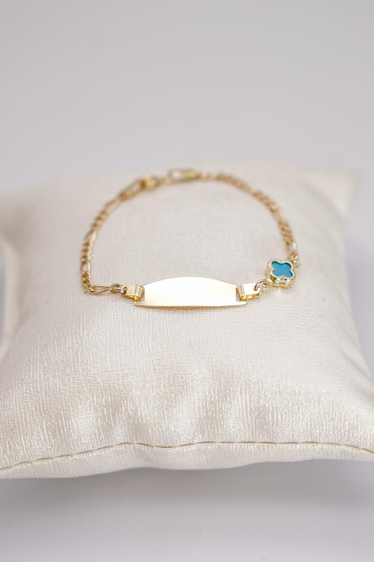 14 Ayar Altın Çocuk Bilekliği – Plakalı Model, Mavi Yonca Detaylı ve Zincirli Tasarım