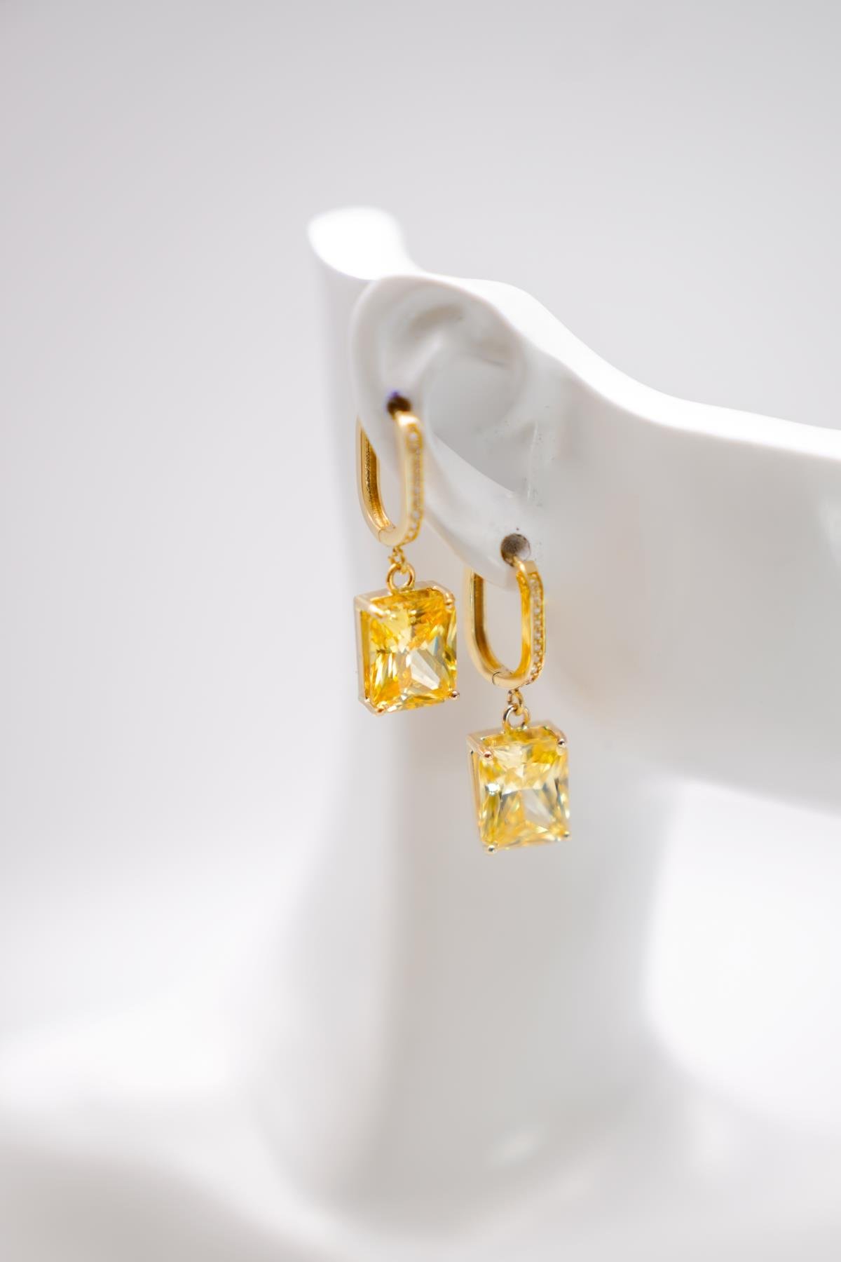 14 Ayar Altın Dikdörtgen Kesim Sitrin Taşlı Sallantılı Küpe – Zarif ve Canlı Tasarım