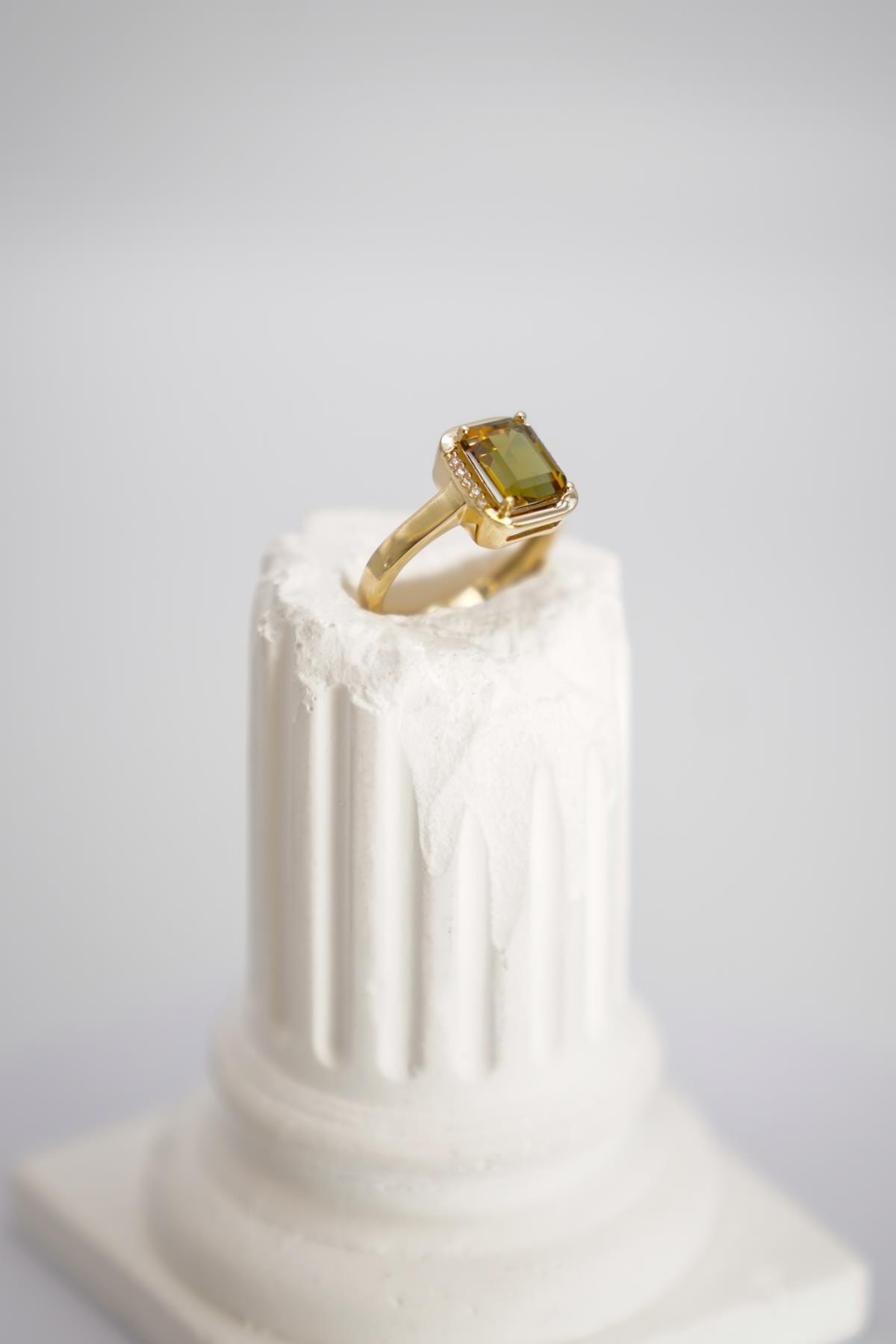 14 Ayar Altın Dikdörtgen Kesim Zultanite Taşlı Yüzük – Işıltılı ve Modern Hatlara Sahip