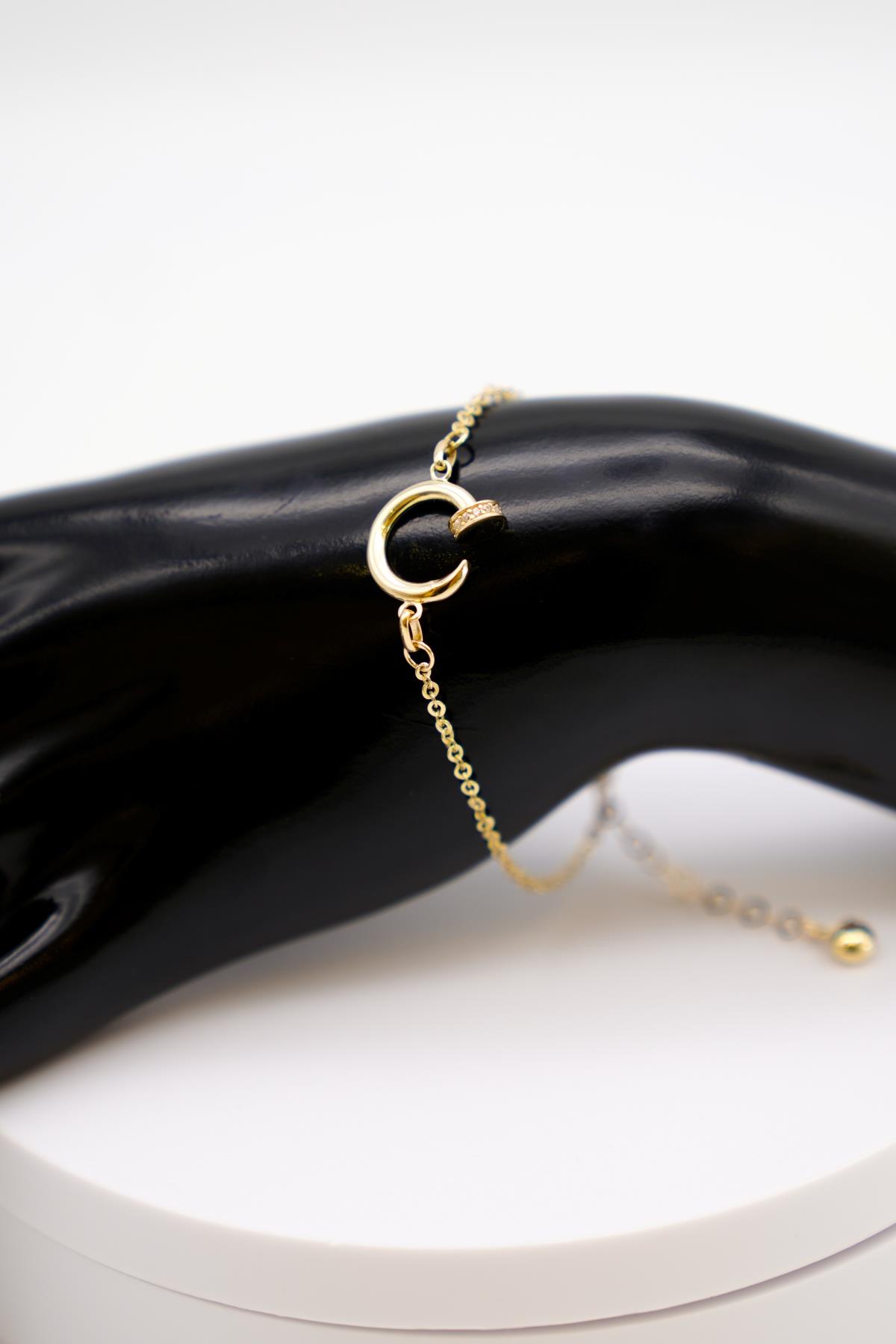 14 Ayar Altın Halka Figürlü Minimal Bileklik – Zarif ve Modern Takı Tasarımı