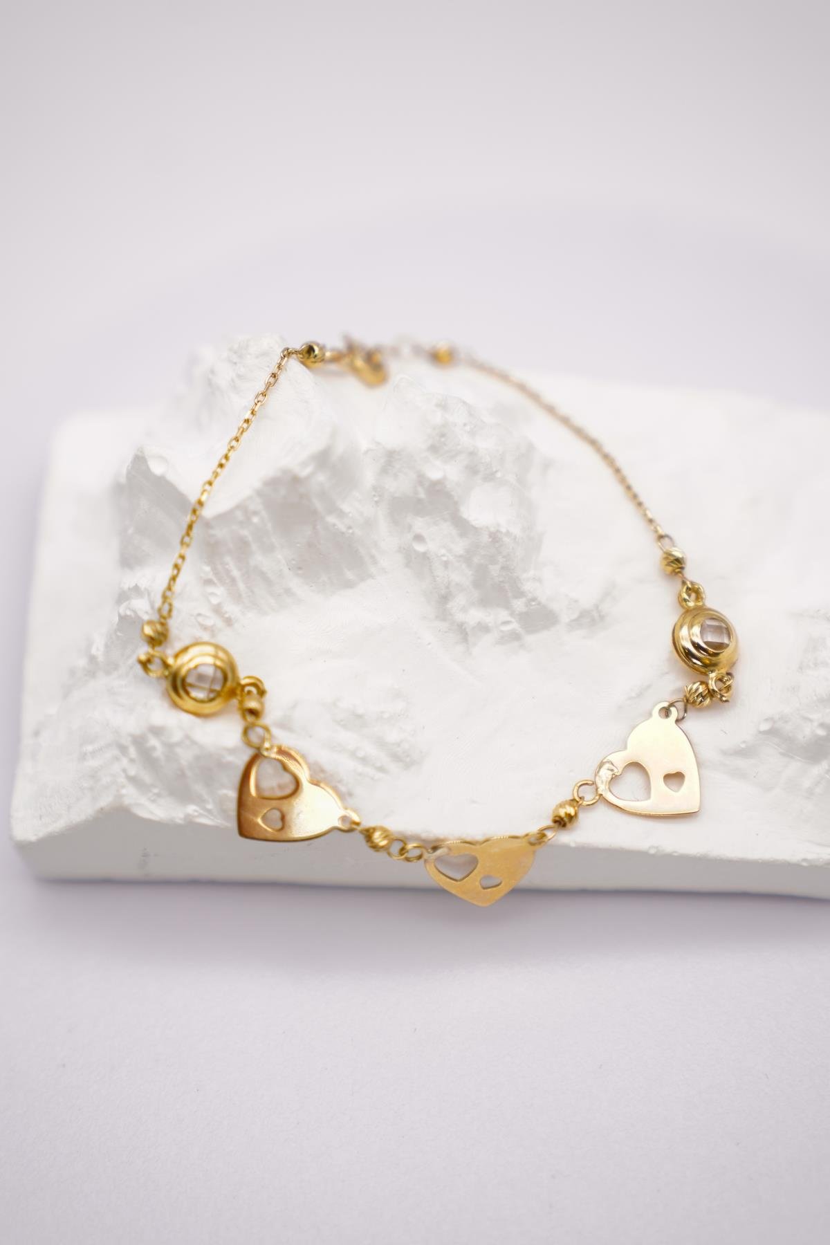 14 Ayar Altın Kalp Figürlü Dorika Bileklik | Zarif ve Anlamlı Kadın Takı Modeli