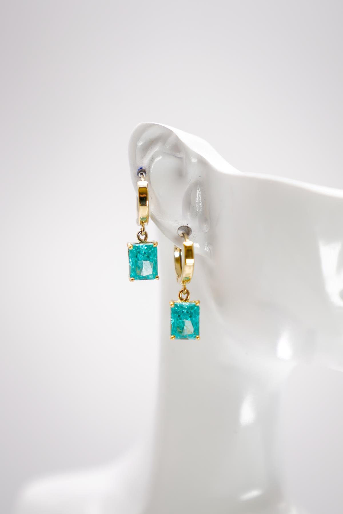 14 Ayar Altın Kare Kesim Mavi Topaz Taşlı Sallantılı Küpe – Zarif ve Işıltılı Dokunuş