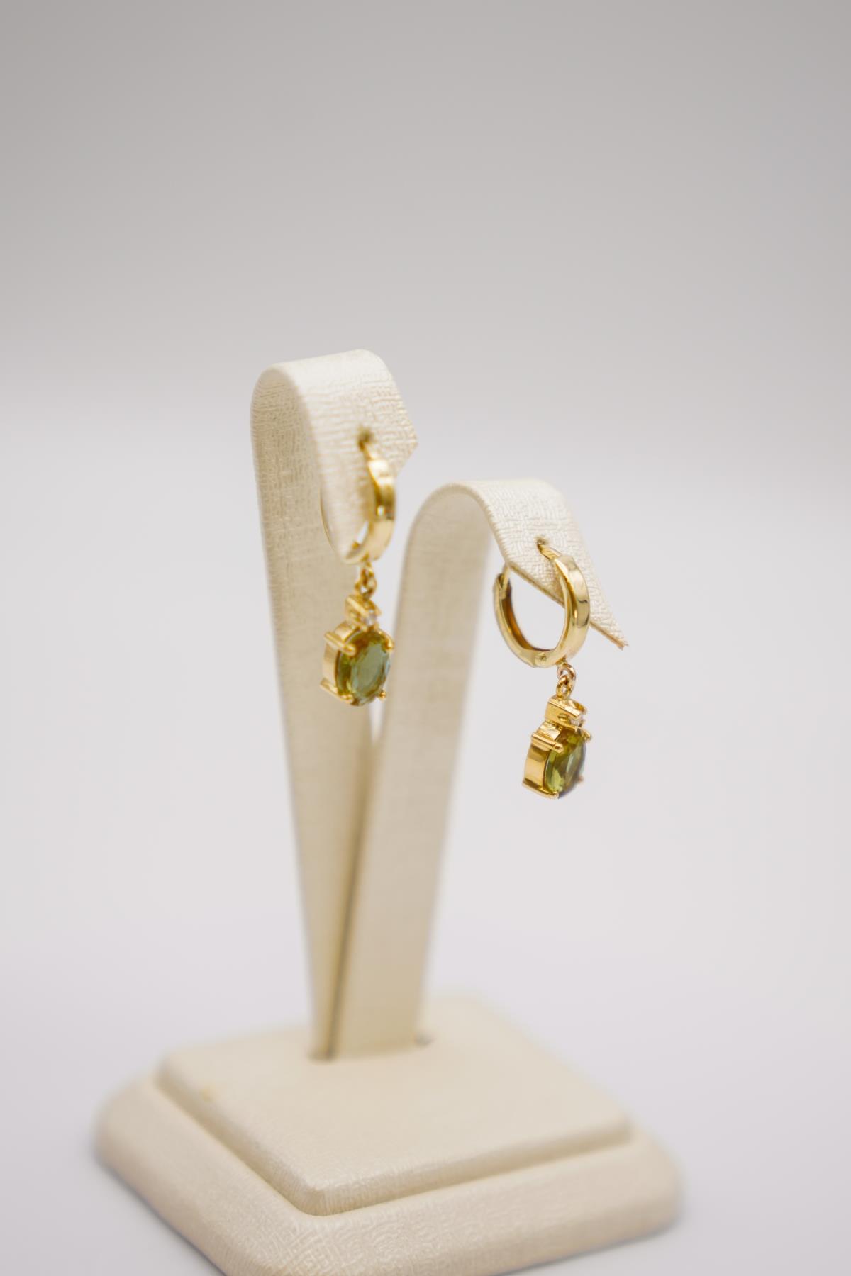 14 Ayar Altın Küçük Zultanit Taşlı Küpe – Zarif ve Renk Değiştiren Taş Detaylı