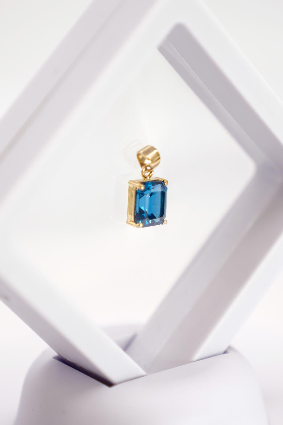 14 Ayar Altın London Mavi Topaz Taşlı Zarif Dikdörtgen Kesim Kolye Ucu